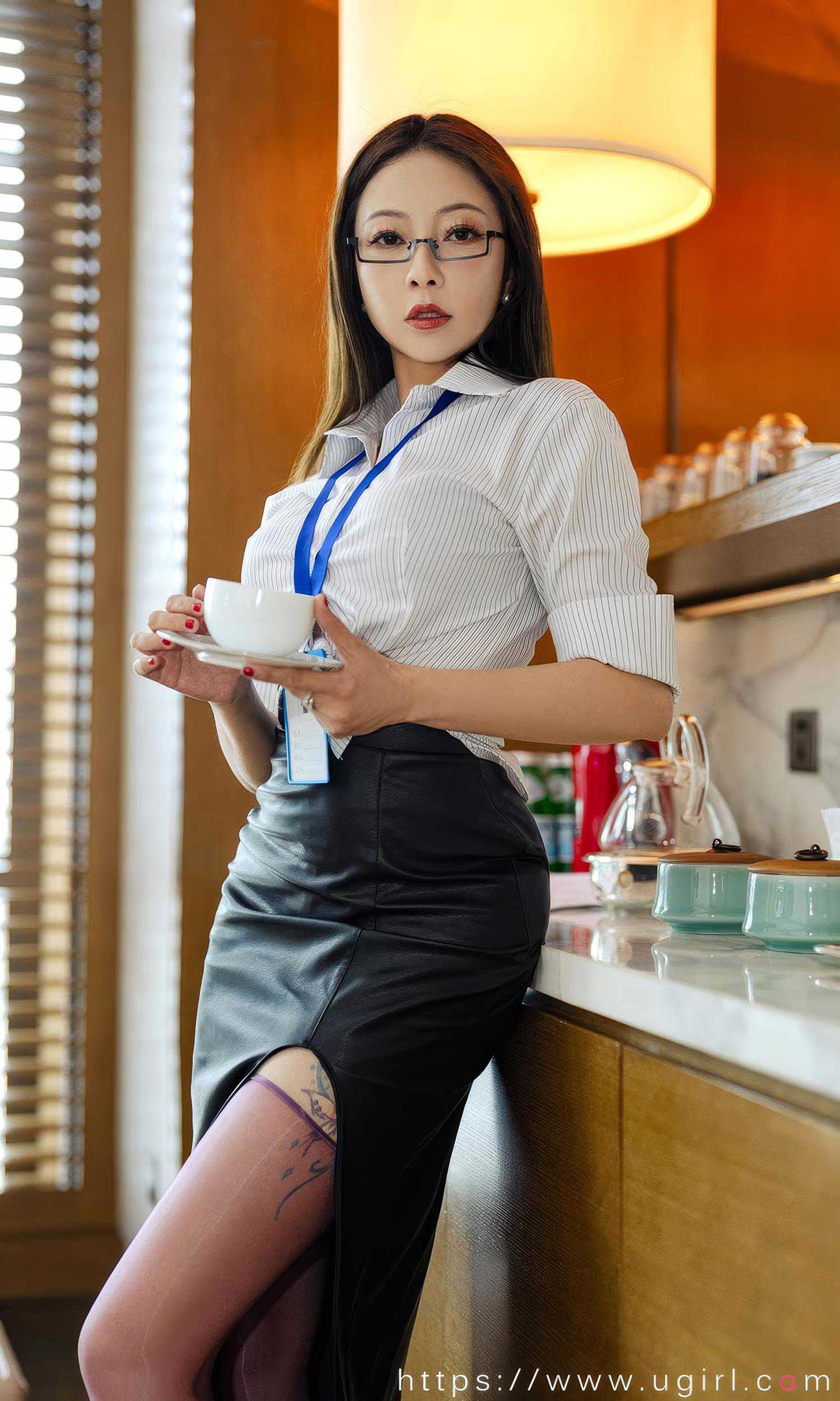 图片[12]-[爱尤物]2024 NO.2914 咖啡间偶遇 果儿[35P] – 速更版-美库