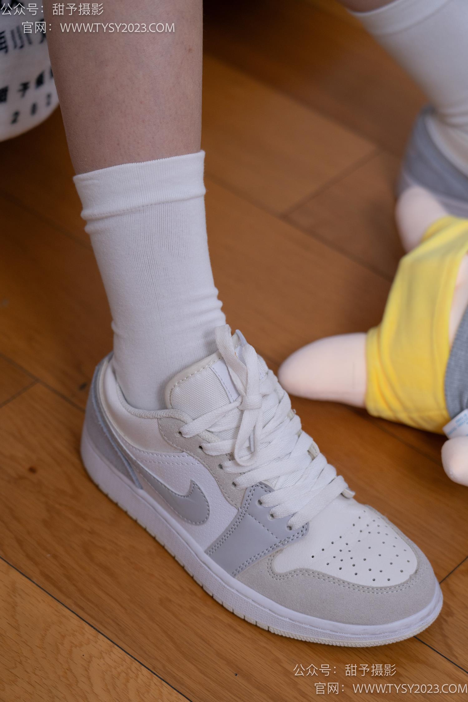 图片[10]-甜予摄影 NO.062 璇璇-板鞋、白棉袜、踩蜡笔小新玩偶剧情[134P] – 速更版-美库