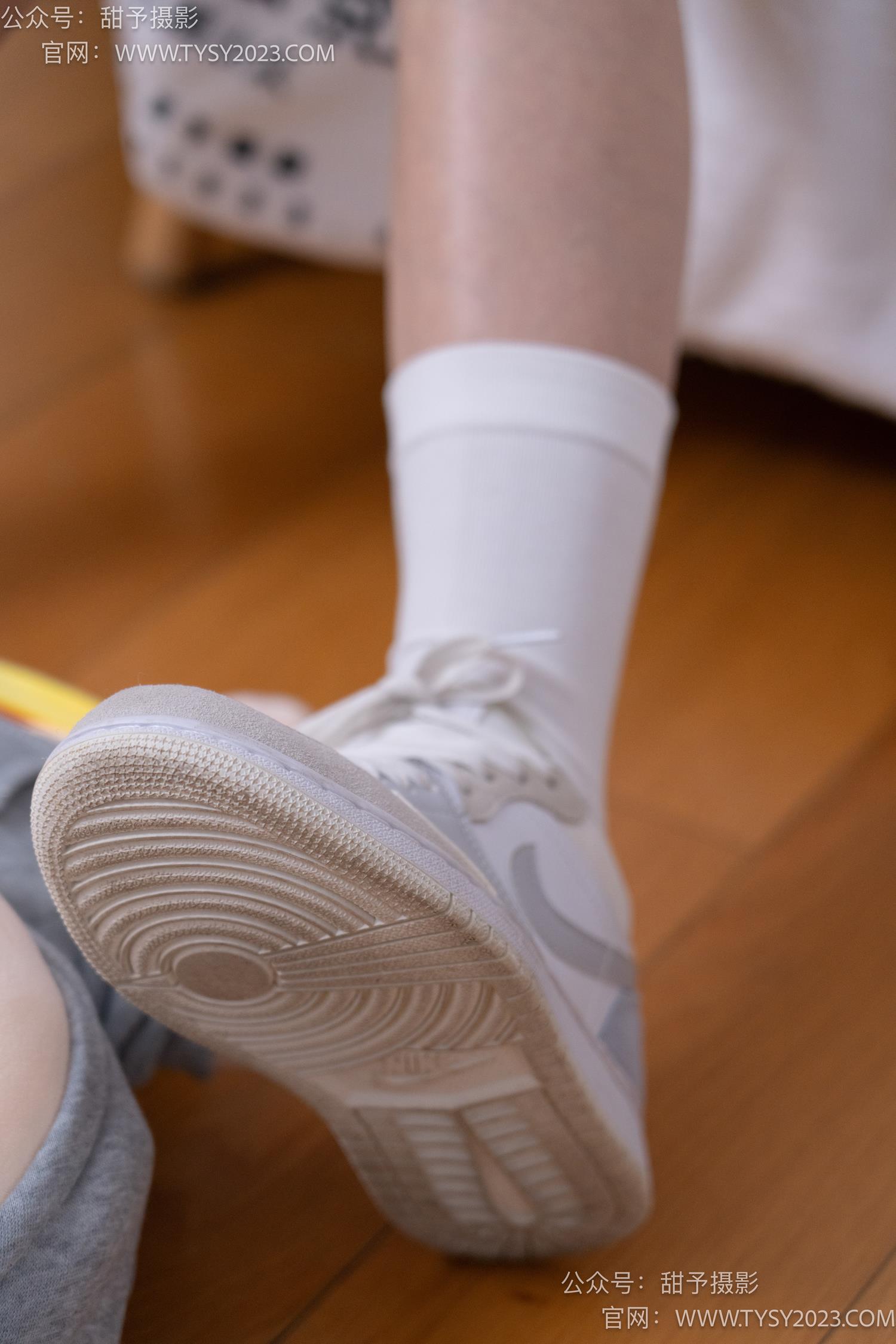 图片[13]-甜予摄影 NO.062 璇璇-板鞋、白棉袜、踩蜡笔小新玩偶剧情[134P] – 速更版-美库