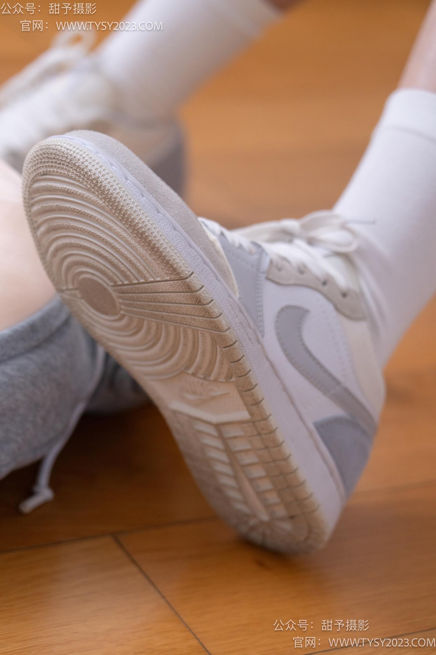 图片[14]-甜予摄影 NO.062 璇璇-板鞋、白棉袜、踩蜡笔小新玩偶剧情[134P] – 速更版-美库