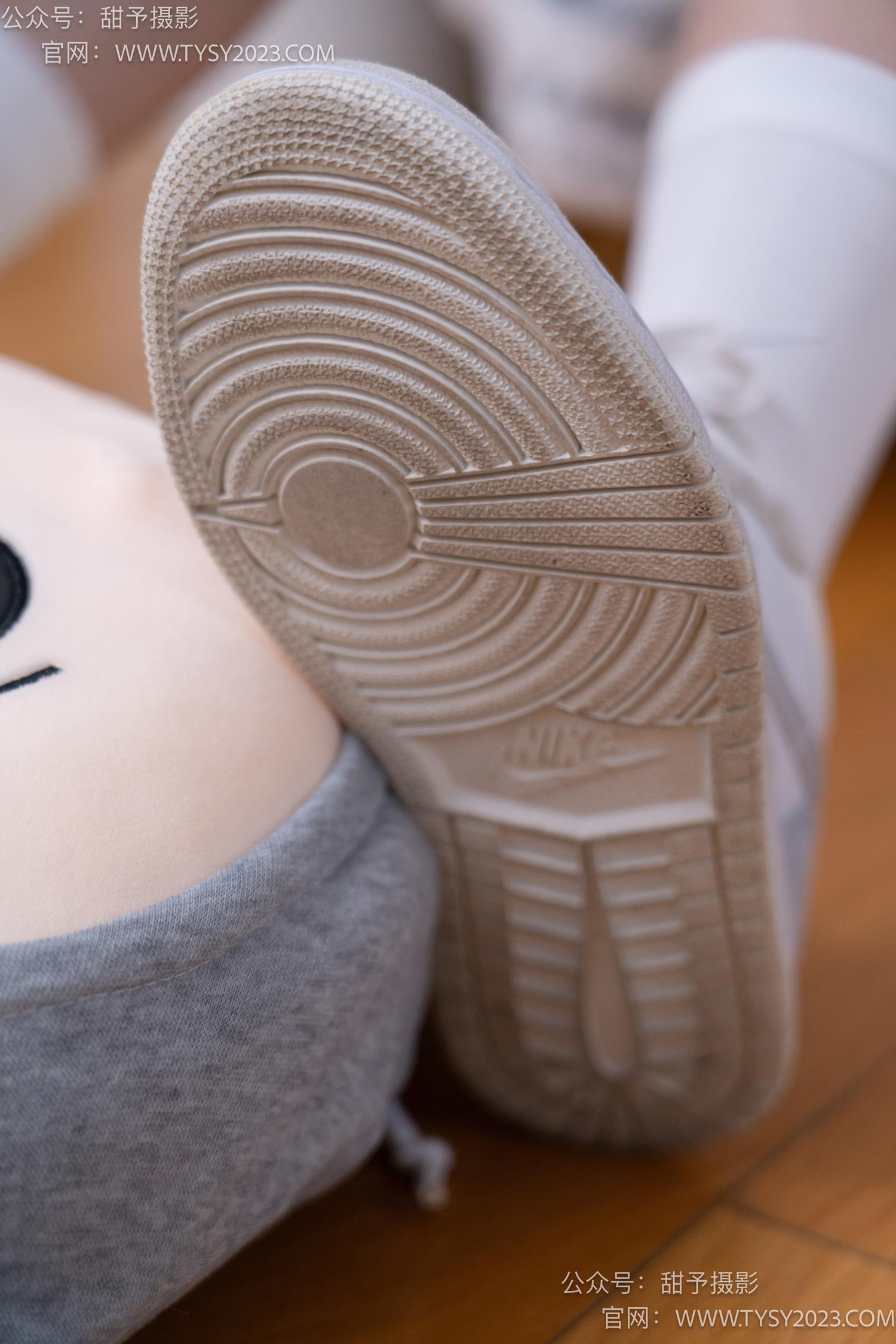 图片[15]-甜予摄影 NO.062 璇璇-板鞋、白棉袜、踩蜡笔小新玩偶剧情[134P] – 速更版-美库