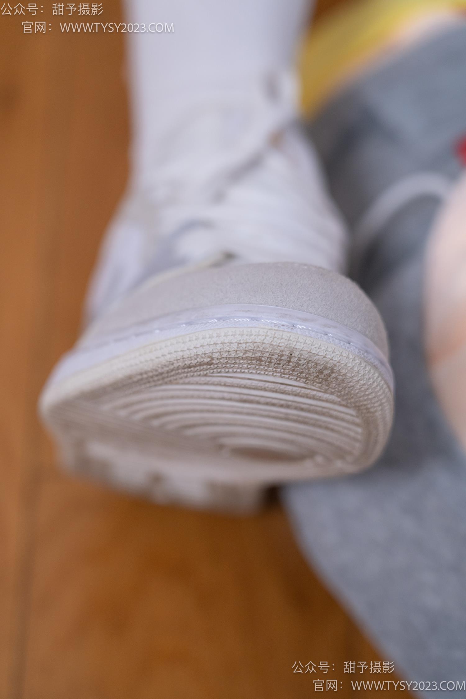 图片[18]-甜予摄影 NO.062 璇璇-板鞋、白棉袜、踩蜡笔小新玩偶剧情[134P] – 速更版-美库