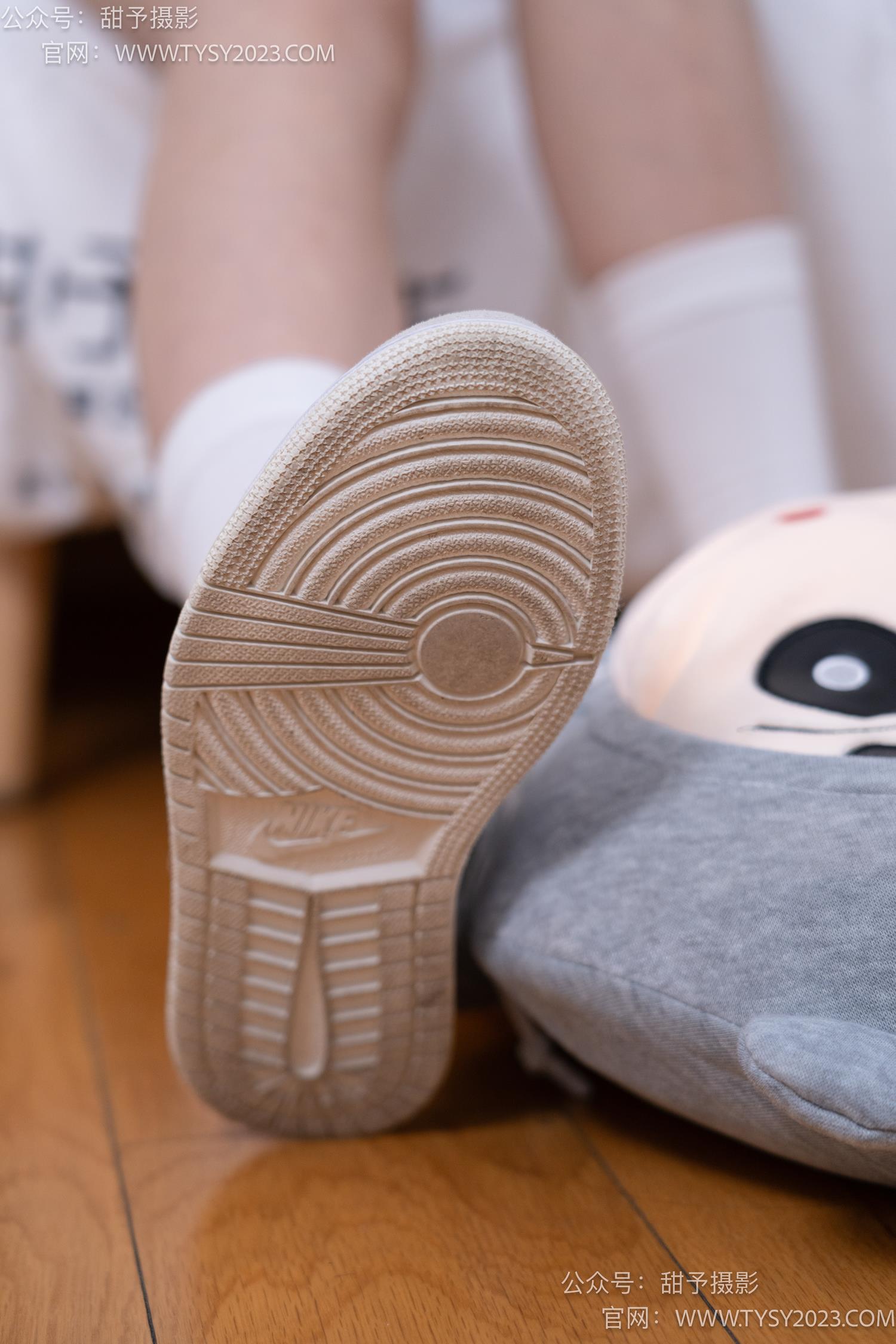 图片[19]-甜予摄影 NO.062 璇璇-板鞋、白棉袜、踩蜡笔小新玩偶剧情[134P] – 速更版-美库