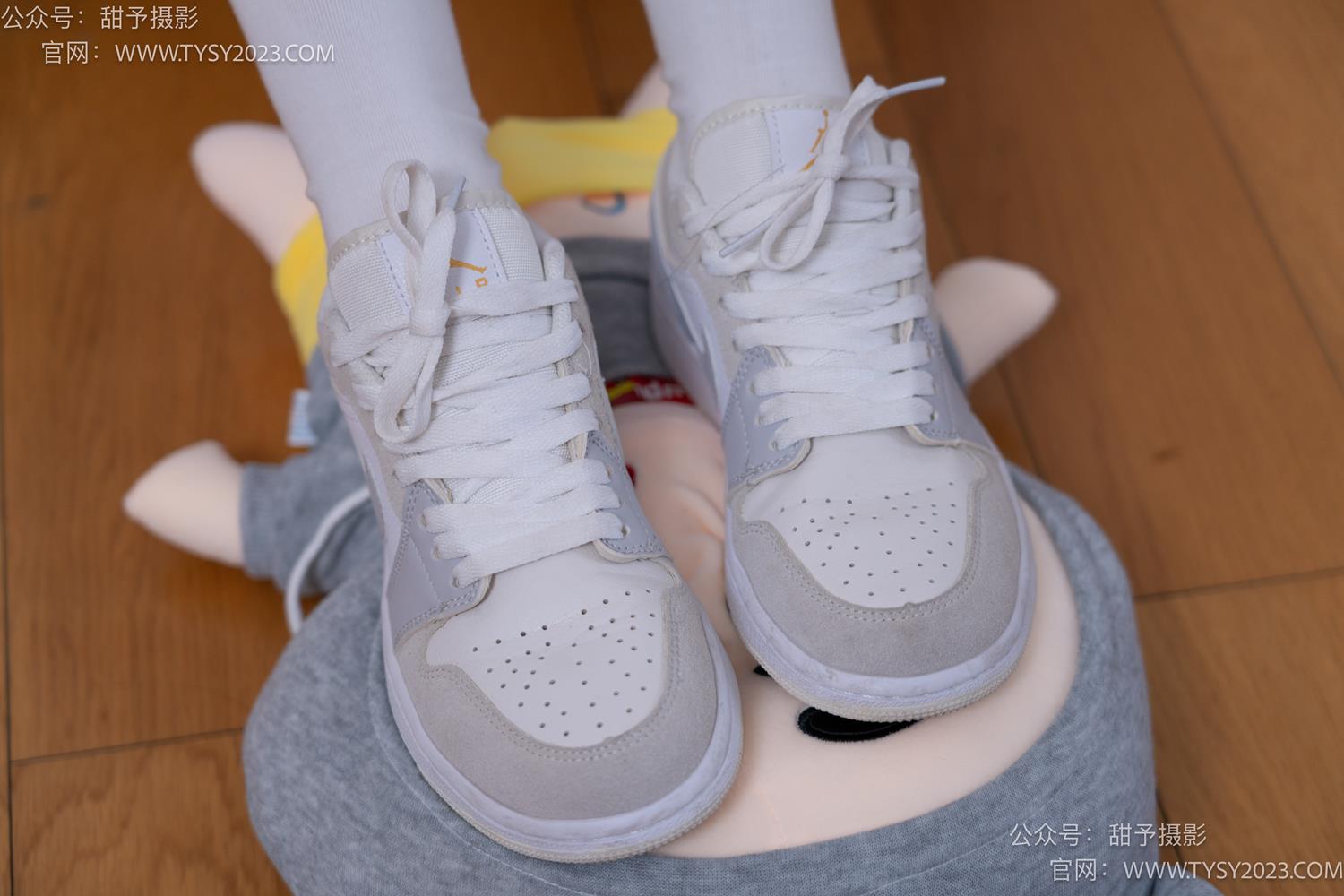 图片[20]-甜予摄影 NO.062 璇璇-板鞋、白棉袜、踩蜡笔小新玩偶剧情[134P] – 速更版-美库