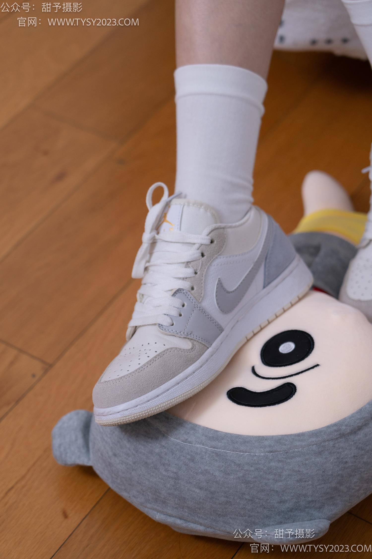 图片[25]-甜予摄影 NO.062 璇璇-板鞋、白棉袜、踩蜡笔小新玩偶剧情[134P] – 速更版-美库