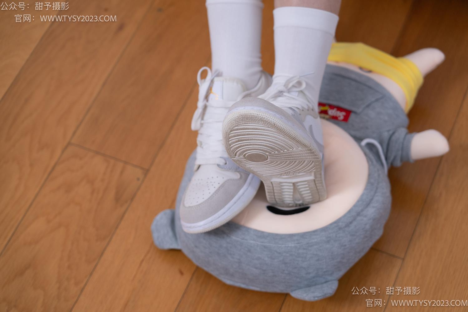 图片[27]-甜予摄影 NO.062 璇璇-板鞋、白棉袜、踩蜡笔小新玩偶剧情[134P] – 速更版-美库