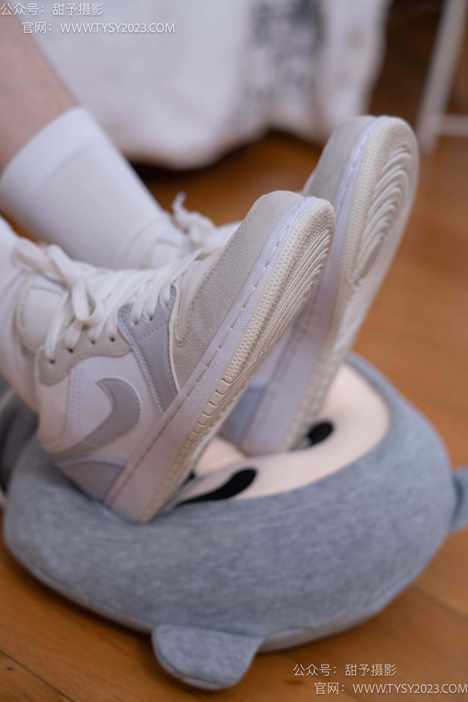 图片[28]-甜予摄影 NO.062 璇璇-板鞋、白棉袜、踩蜡笔小新玩偶剧情[134P] – 速更版-美库