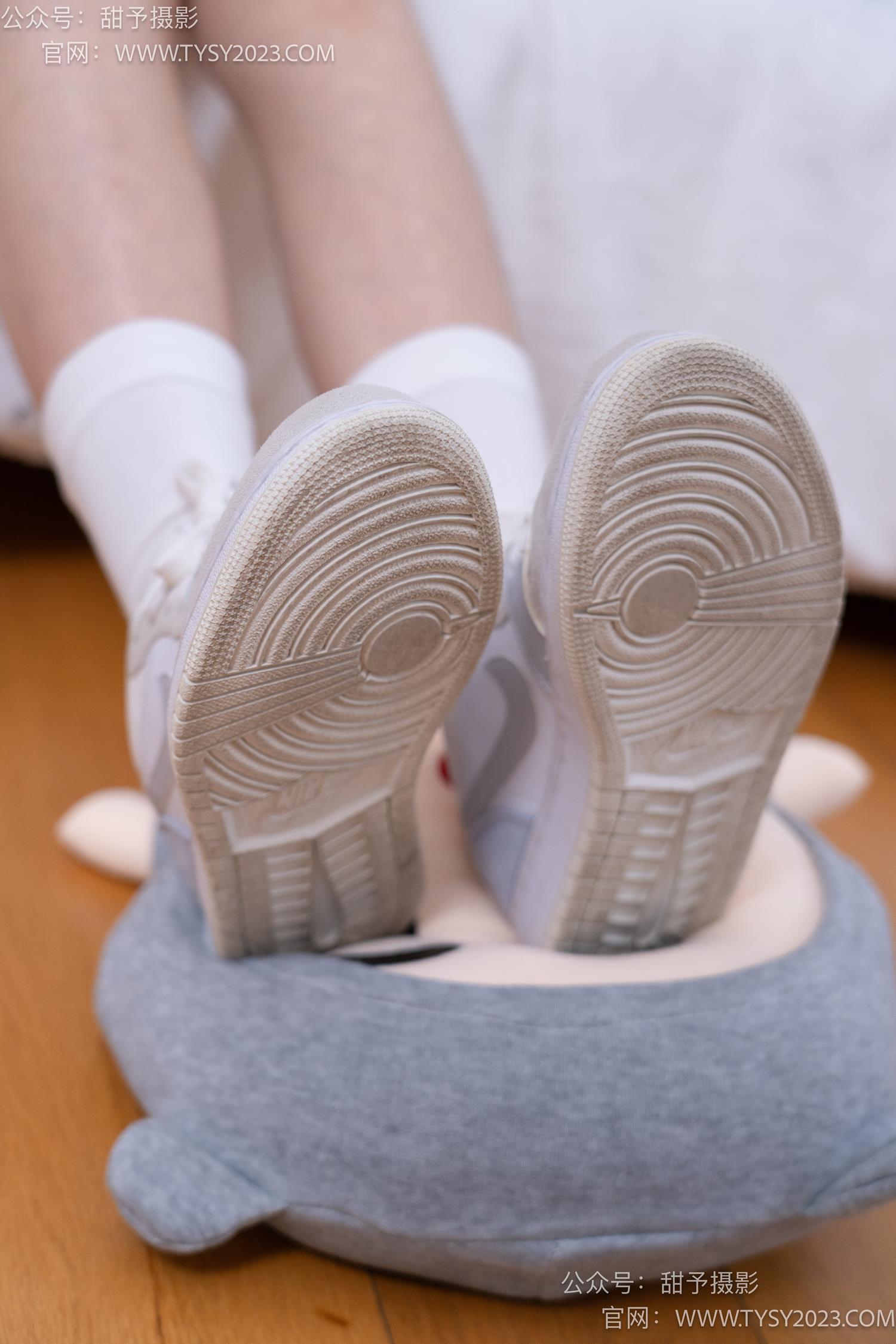 图片[29]-甜予摄影 NO.062 璇璇-板鞋、白棉袜、踩蜡笔小新玩偶剧情[134P] – 速更版-美库