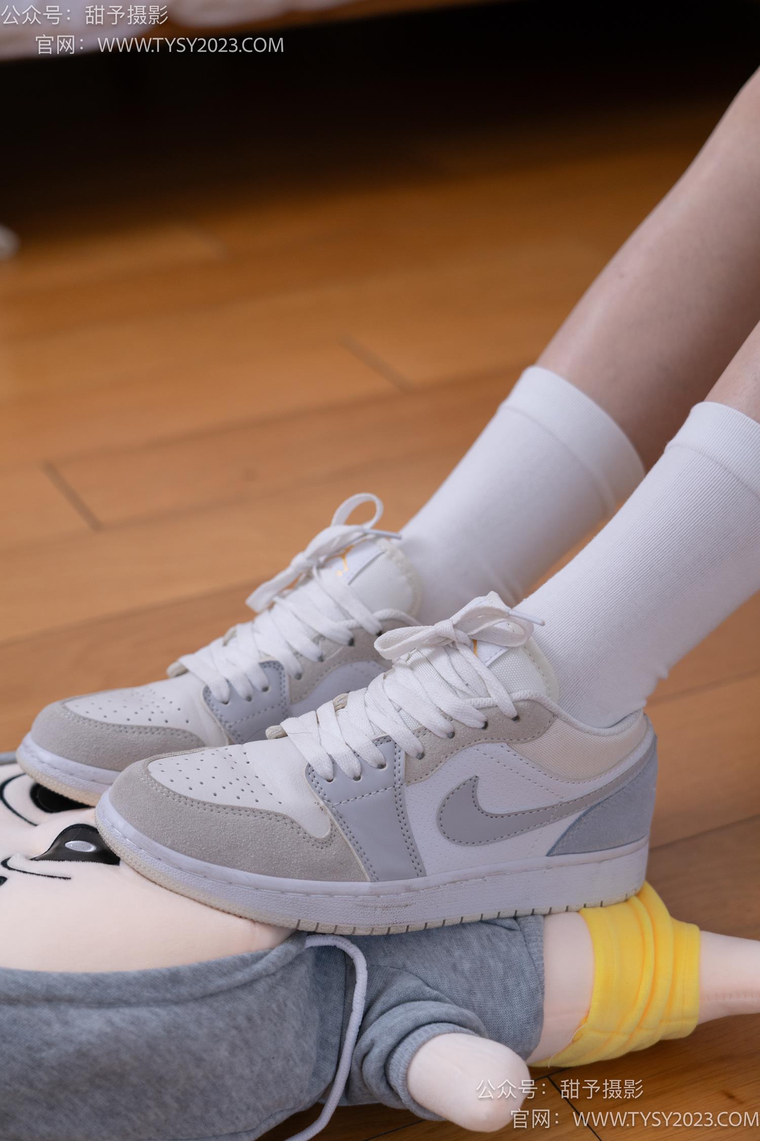 图片[31]-甜予摄影 NO.062 璇璇-板鞋、白棉袜、踩蜡笔小新玩偶剧情[134P] – 速更版-美库