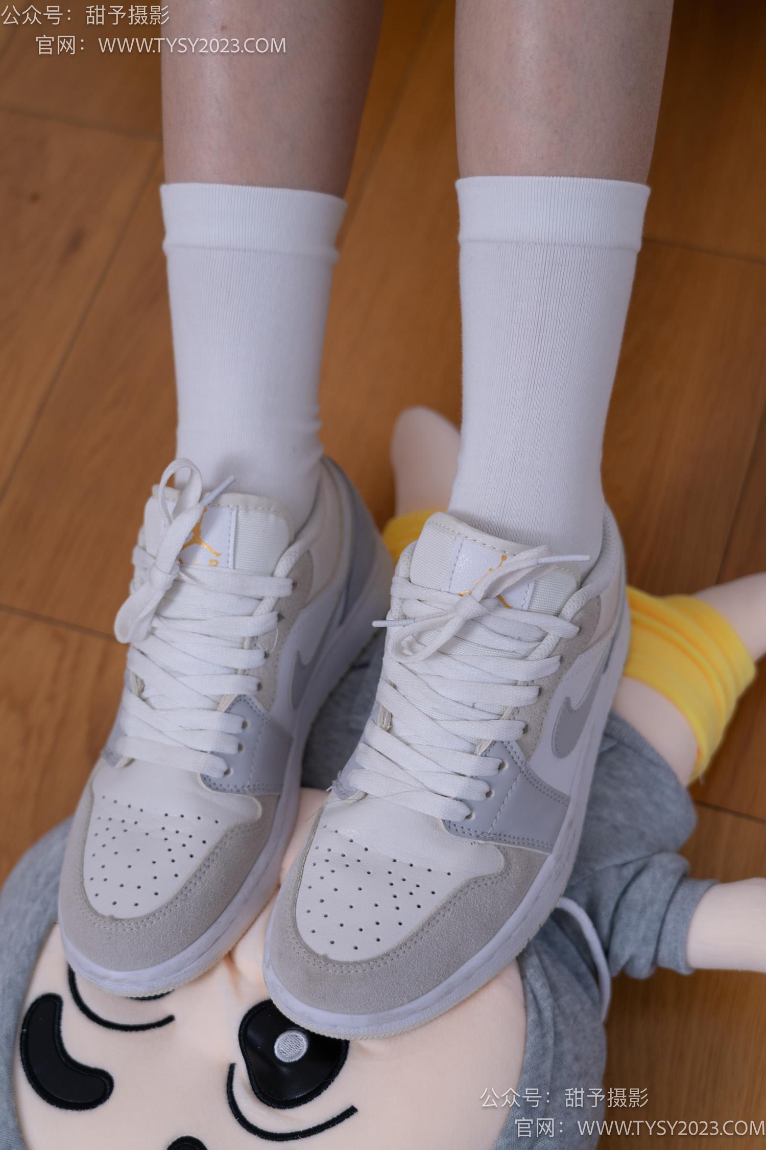 图片[32]-甜予摄影 NO.062 璇璇-板鞋、白棉袜、踩蜡笔小新玩偶剧情[134P] – 速更版-美库