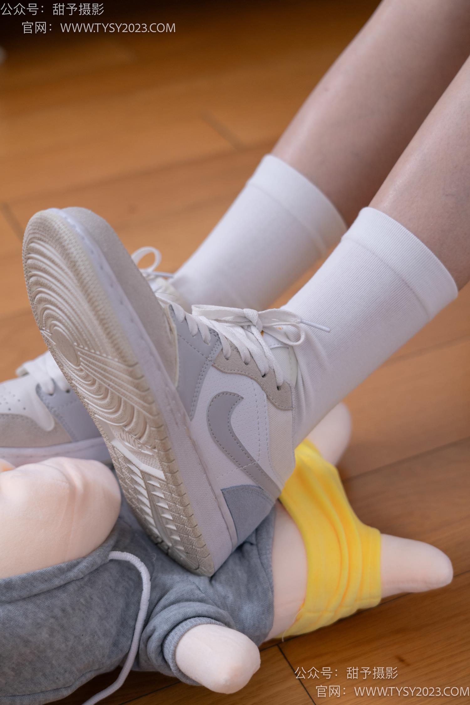 图片[33]-甜予摄影 NO.062 璇璇-板鞋、白棉袜、踩蜡笔小新玩偶剧情[134P] – 速更版-美库