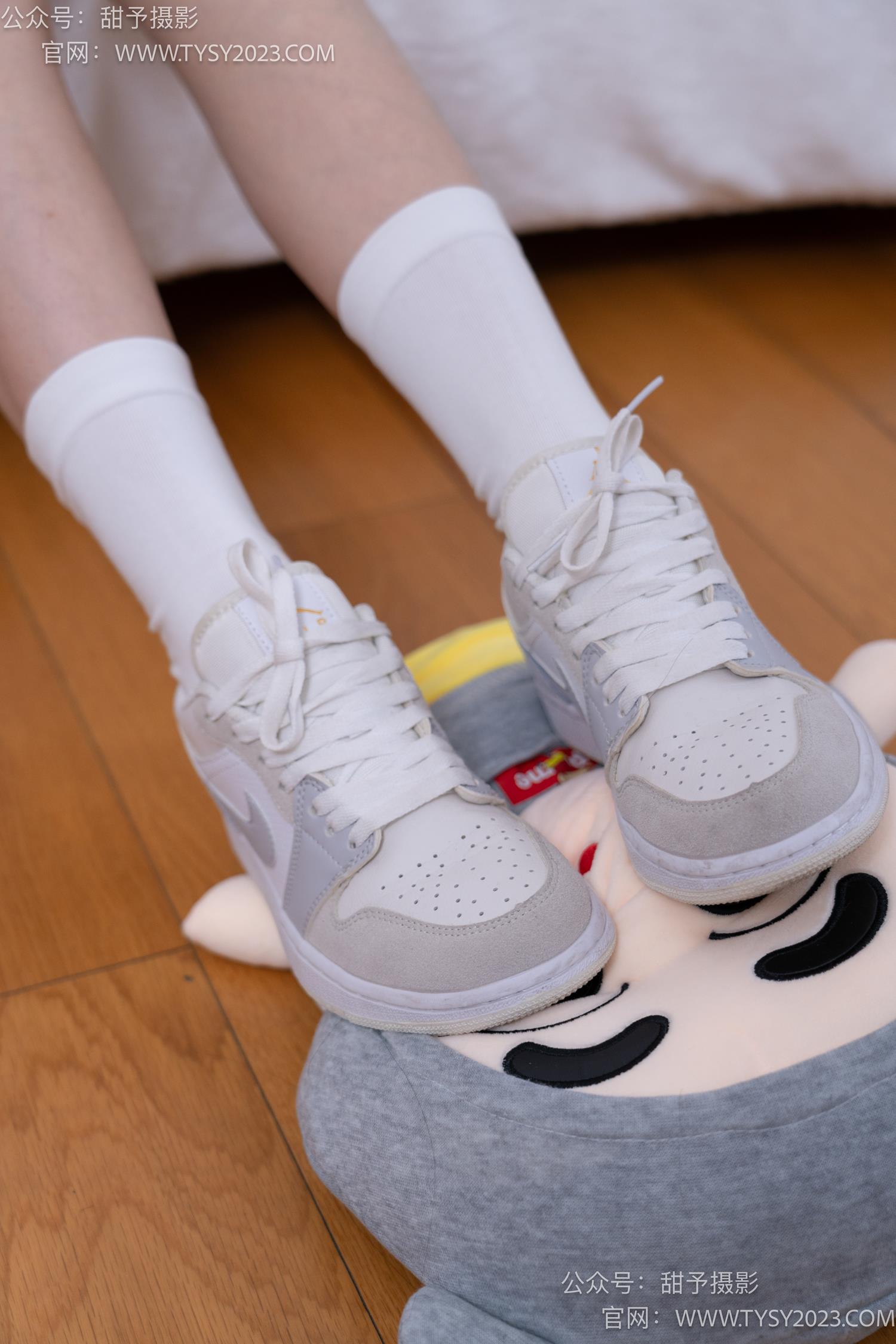 图片[34]-甜予摄影 NO.062 璇璇-板鞋、白棉袜、踩蜡笔小新玩偶剧情[134P] – 速更版-美库