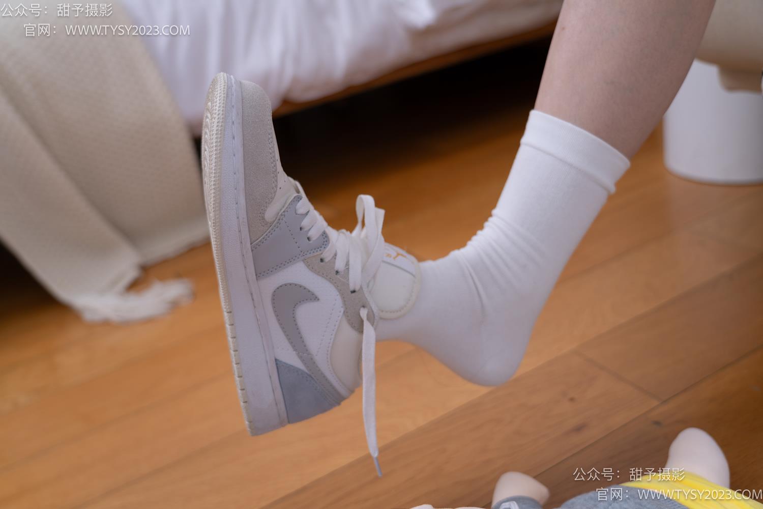 图片[40]-甜予摄影 NO.062 璇璇-板鞋、白棉袜、踩蜡笔小新玩偶剧情[134P] – 速更版-美库