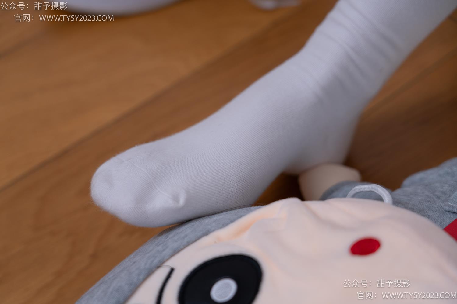 图片[42]-甜予摄影 NO.062 璇璇-板鞋、白棉袜、踩蜡笔小新玩偶剧情[134P] – 速更版-美库