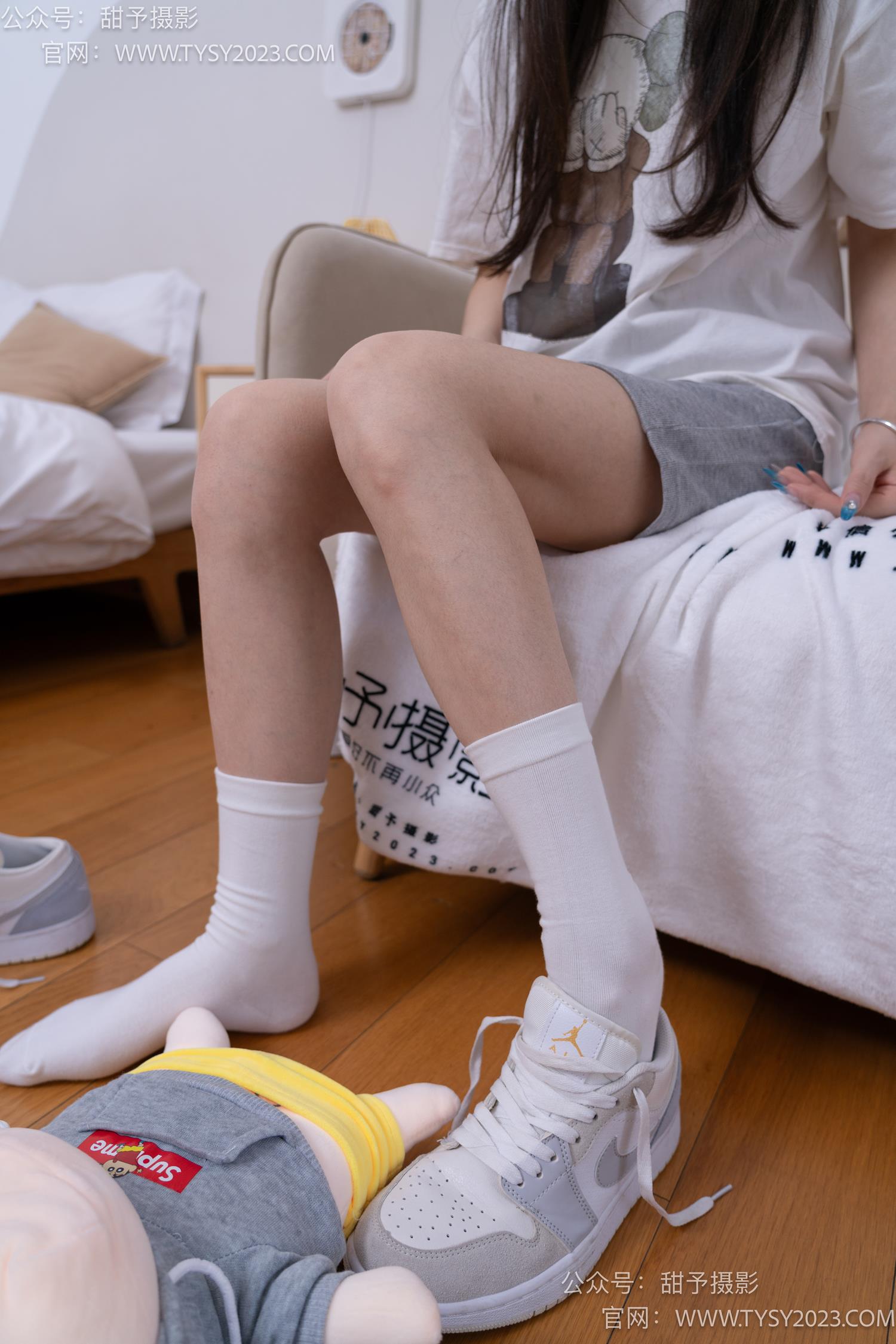 图片[43]-甜予摄影 NO.062 璇璇-板鞋、白棉袜、踩蜡笔小新玩偶剧情[134P] – 速更版-美库