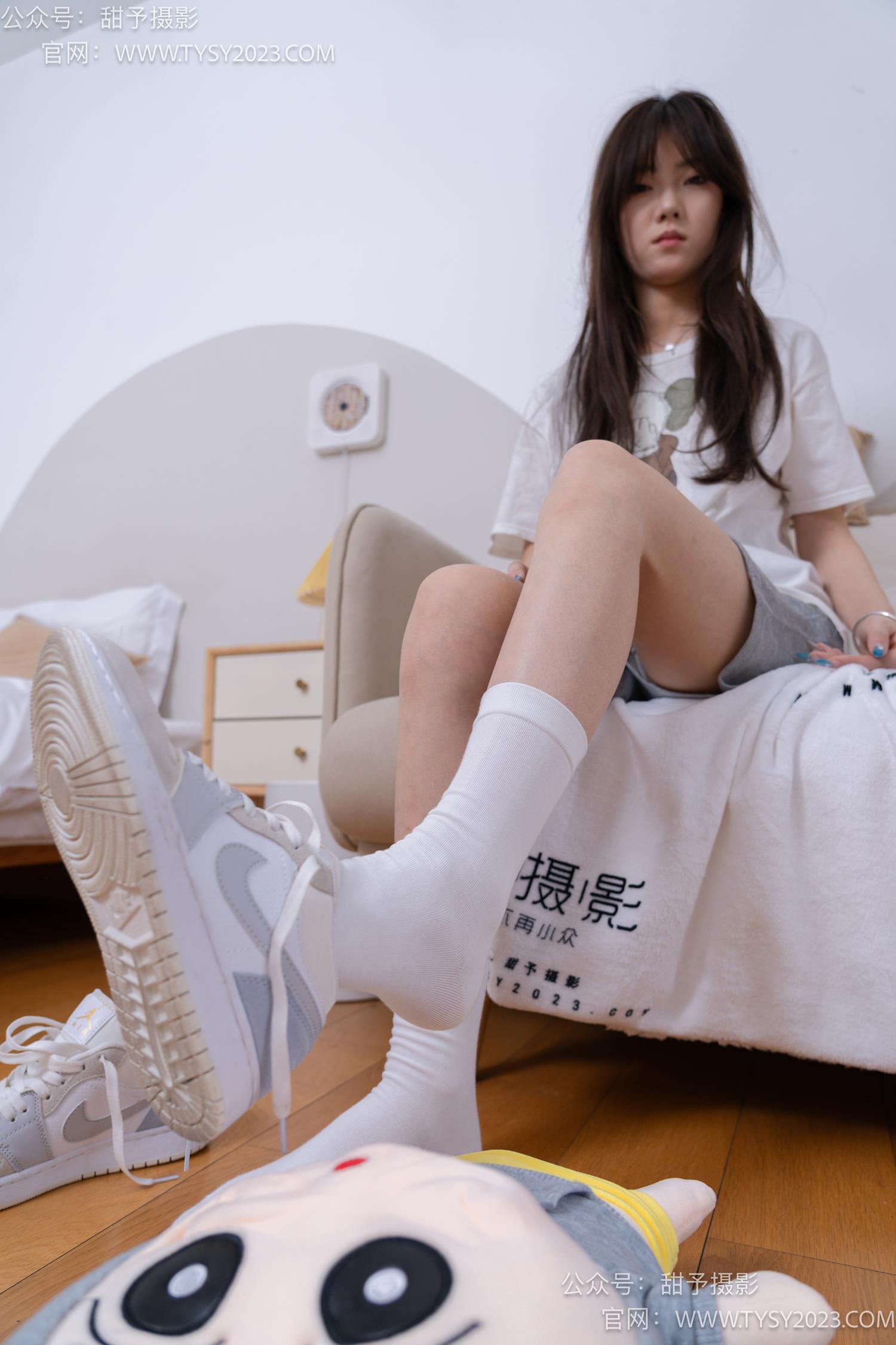 图片[44]-甜予摄影 NO.062 璇璇-板鞋、白棉袜、踩蜡笔小新玩偶剧情[134P] – 速更版-美库