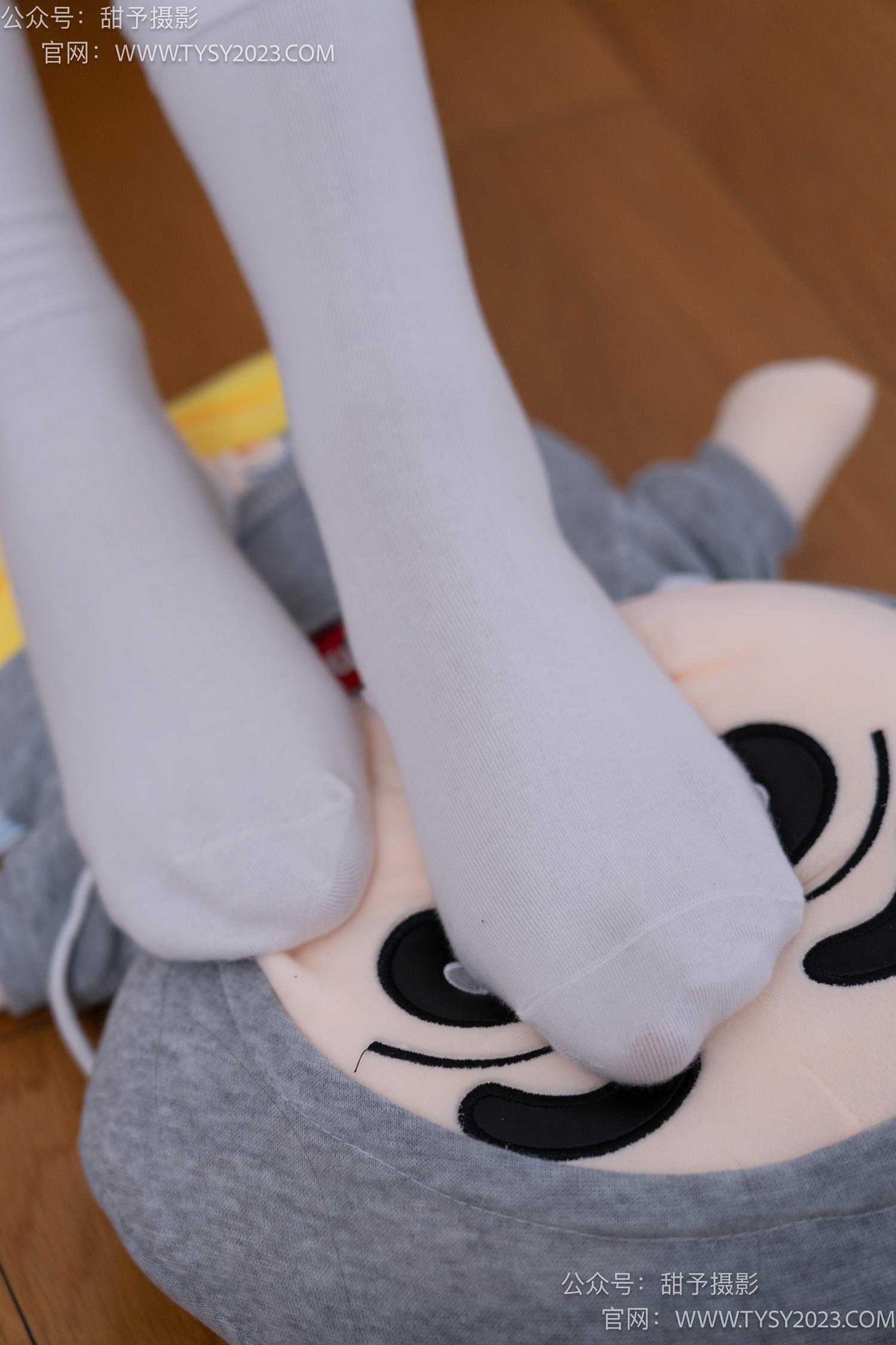 图片[49]-甜予摄影 NO.062 璇璇-板鞋、白棉袜、踩蜡笔小新玩偶剧情[134P] – 速更版-美库
