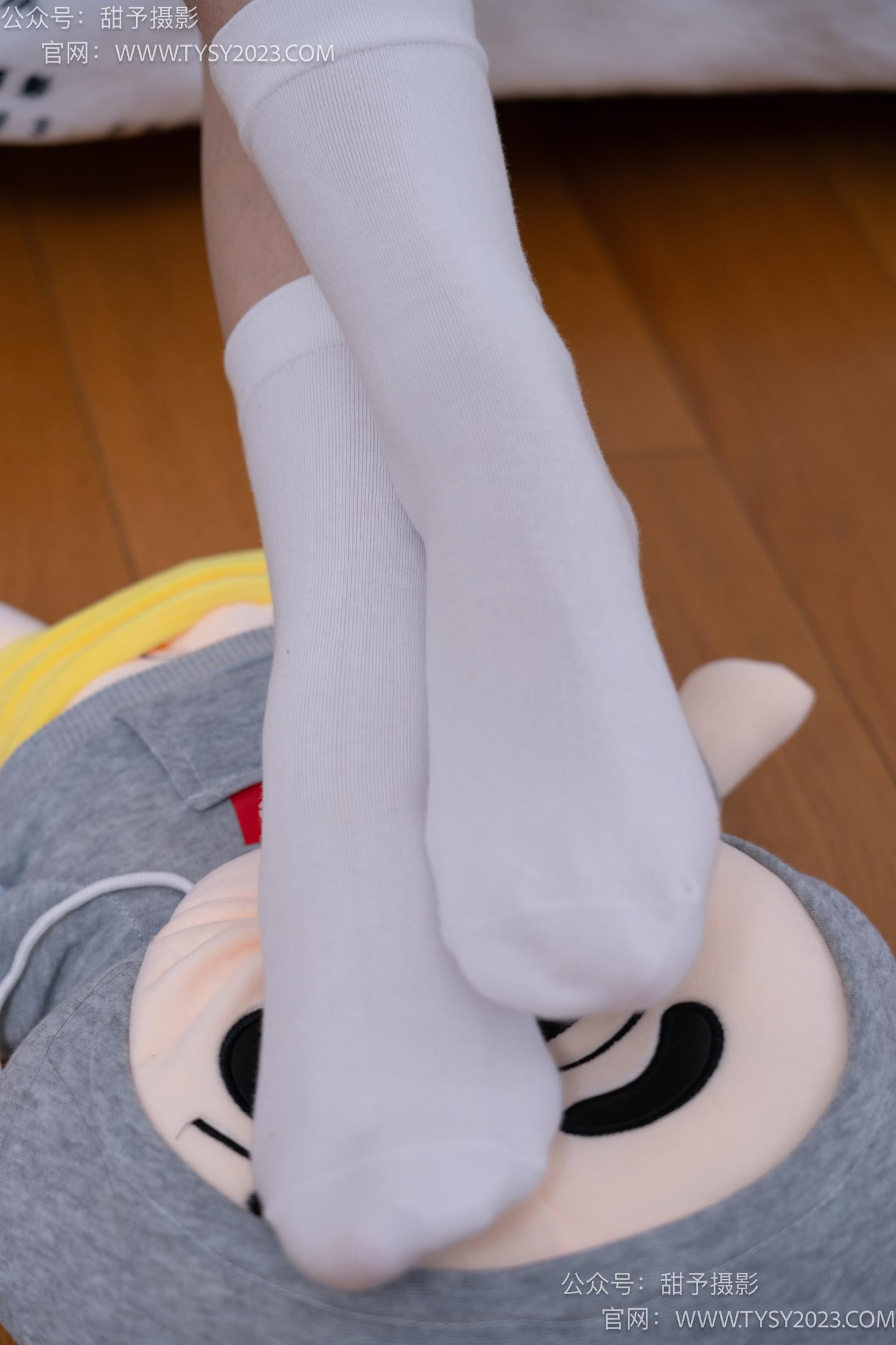 图片[50]-甜予摄影 NO.062 璇璇-板鞋、白棉袜、踩蜡笔小新玩偶剧情[134P] – 速更版-美库