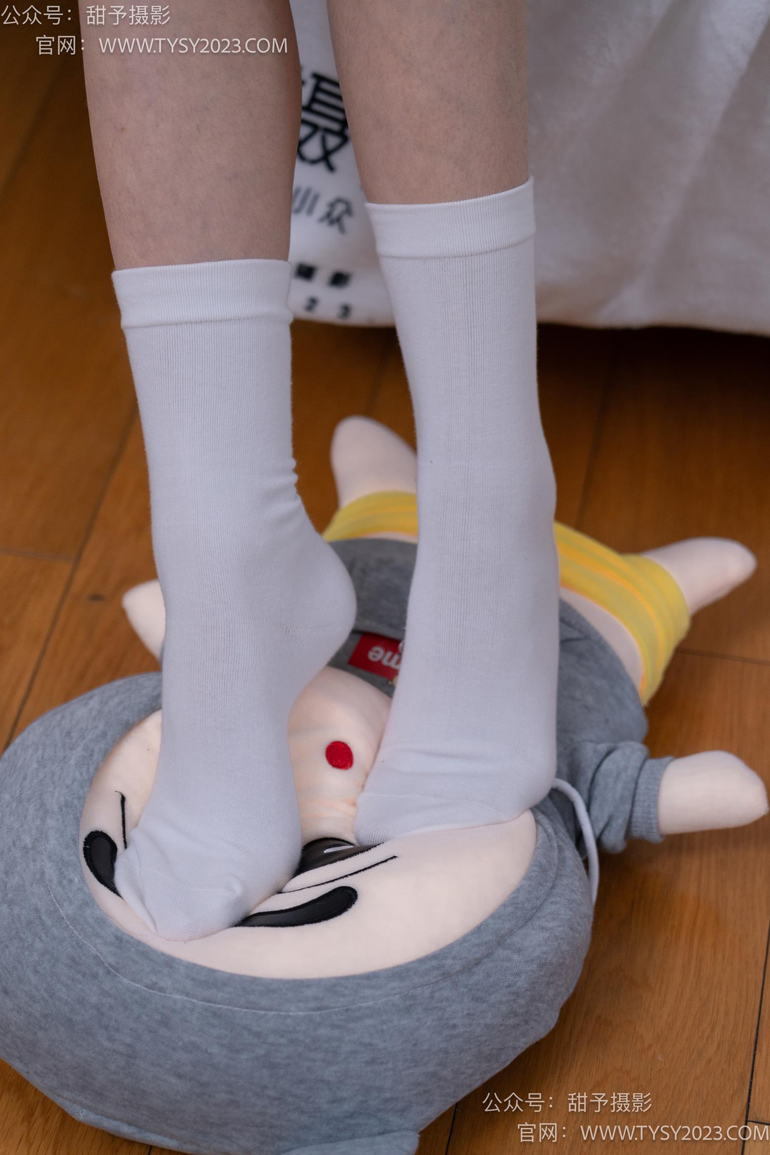 图片[54]-甜予摄影 NO.062 璇璇-板鞋、白棉袜、踩蜡笔小新玩偶剧情[134P] – 速更版-美库