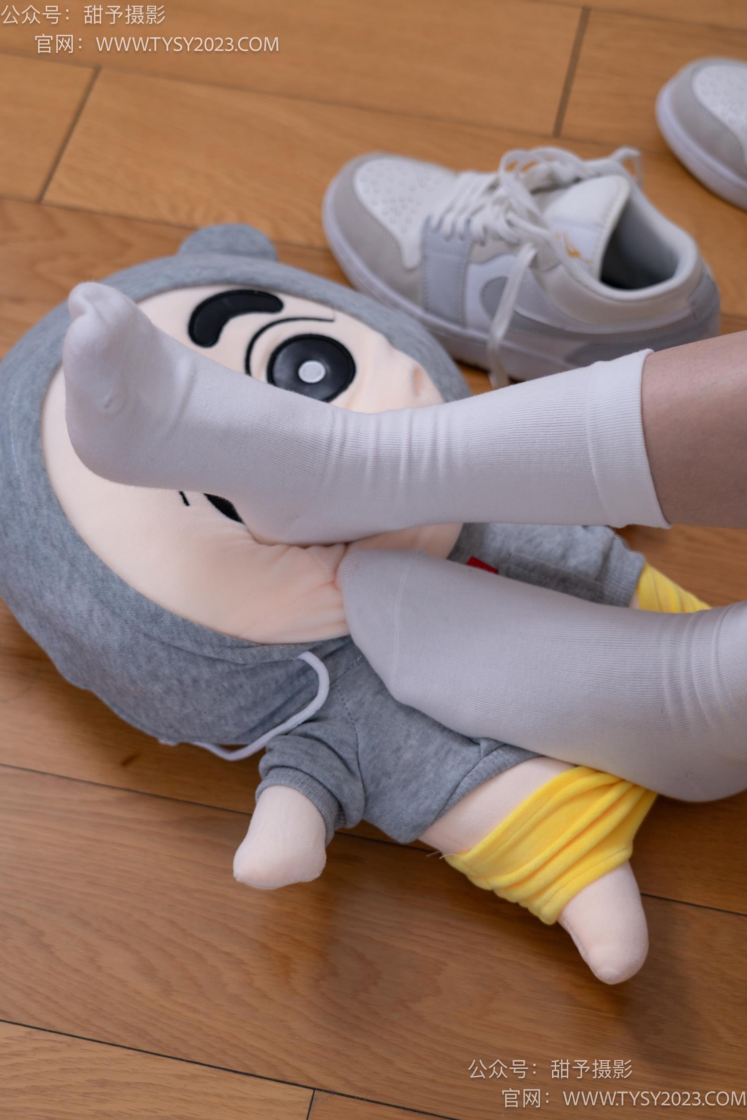 图片[59]-甜予摄影 NO.062 璇璇-板鞋、白棉袜、踩蜡笔小新玩偶剧情[134P] – 速更版-美库