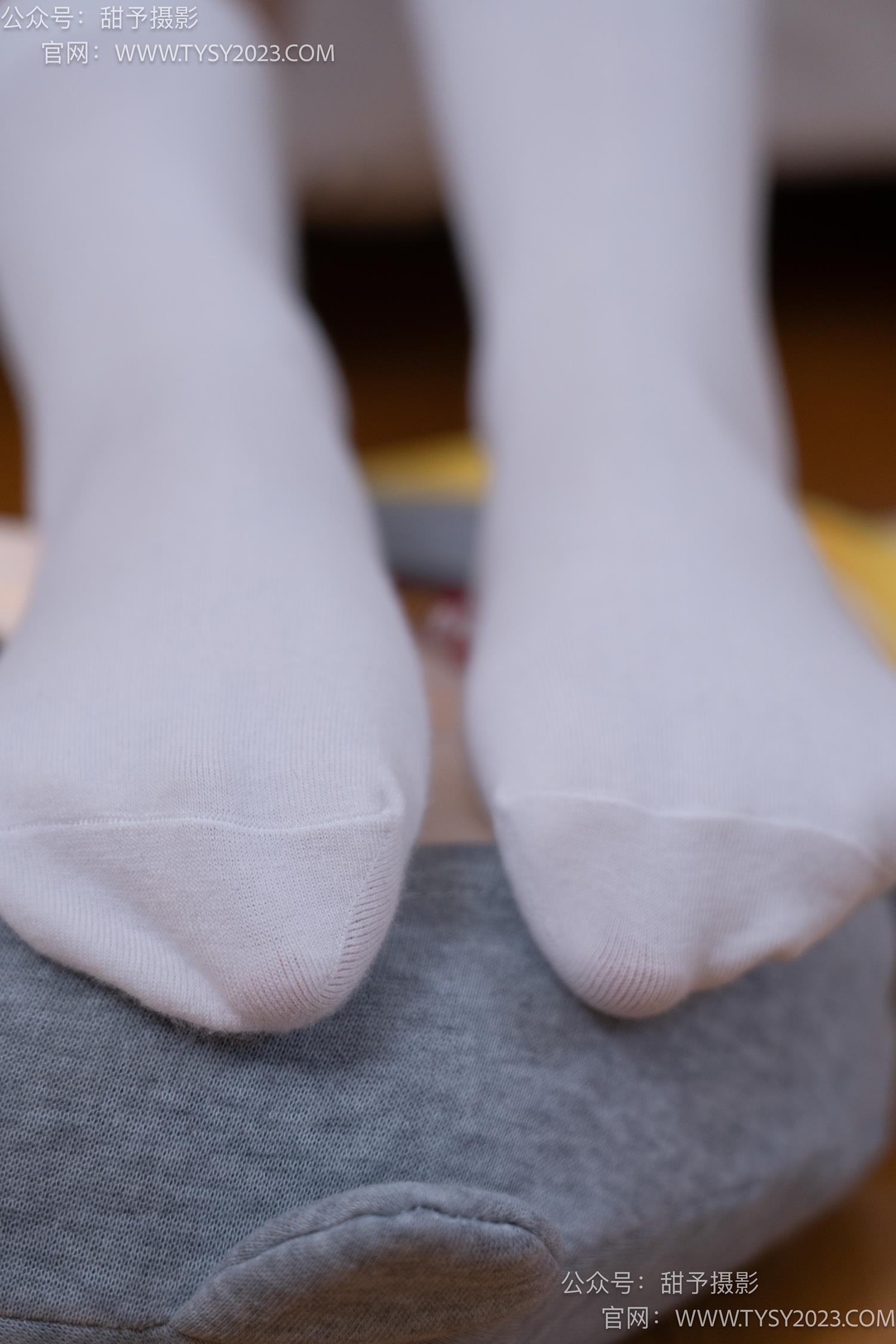 图片[61]-甜予摄影 NO.062 璇璇-板鞋、白棉袜、踩蜡笔小新玩偶剧情[134P] – 速更版-美库