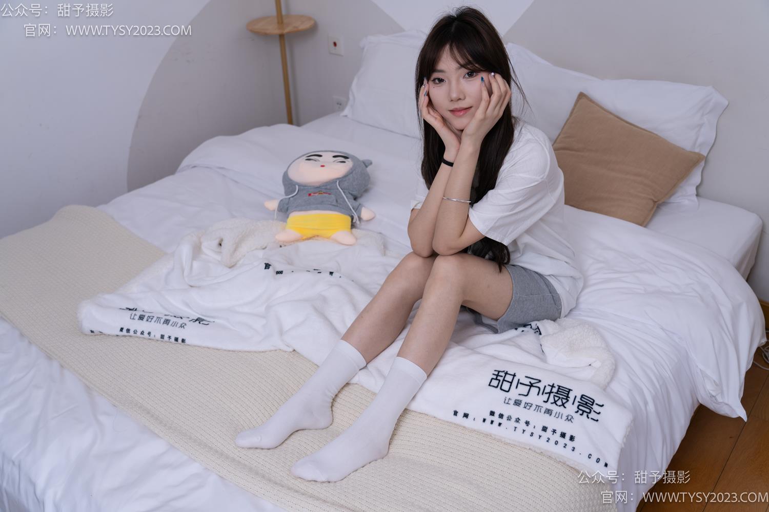 图片[70]-甜予摄影 NO.062 璇璇-板鞋、白棉袜、踩蜡笔小新玩偶剧情[134P] – 速更版-美库