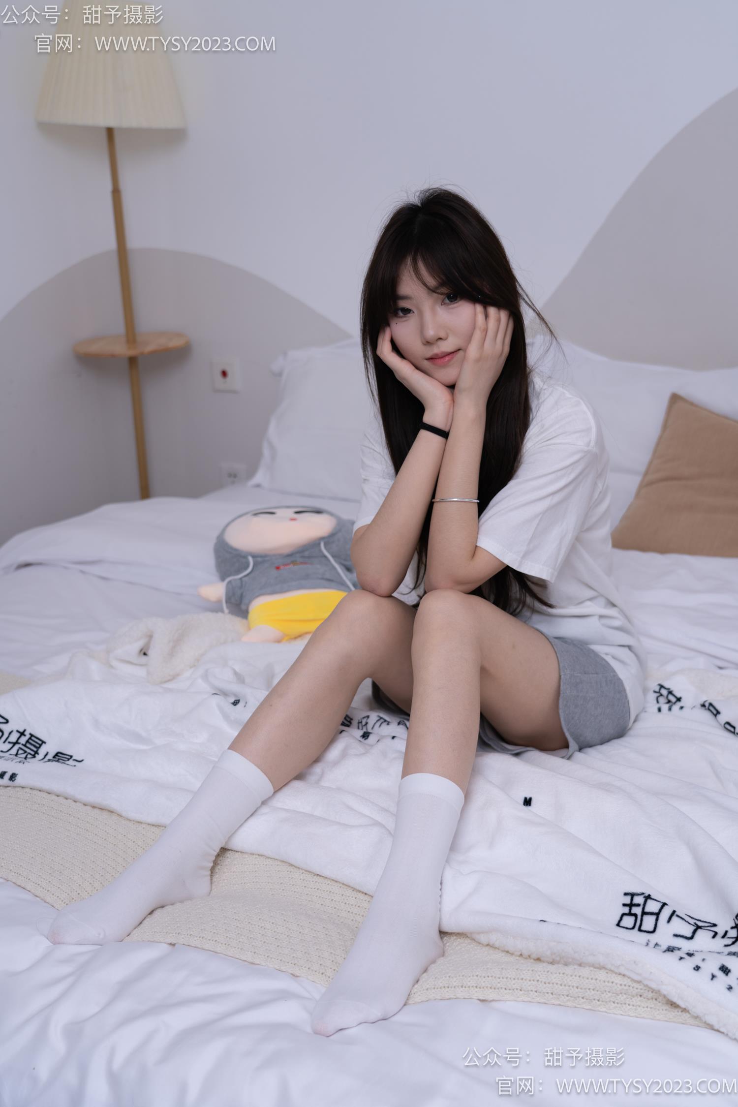 图片[102]-甜予摄影 NO.062 璇璇-板鞋、白棉袜、踩蜡笔小新玩偶剧情[134P] – 速更版-美库