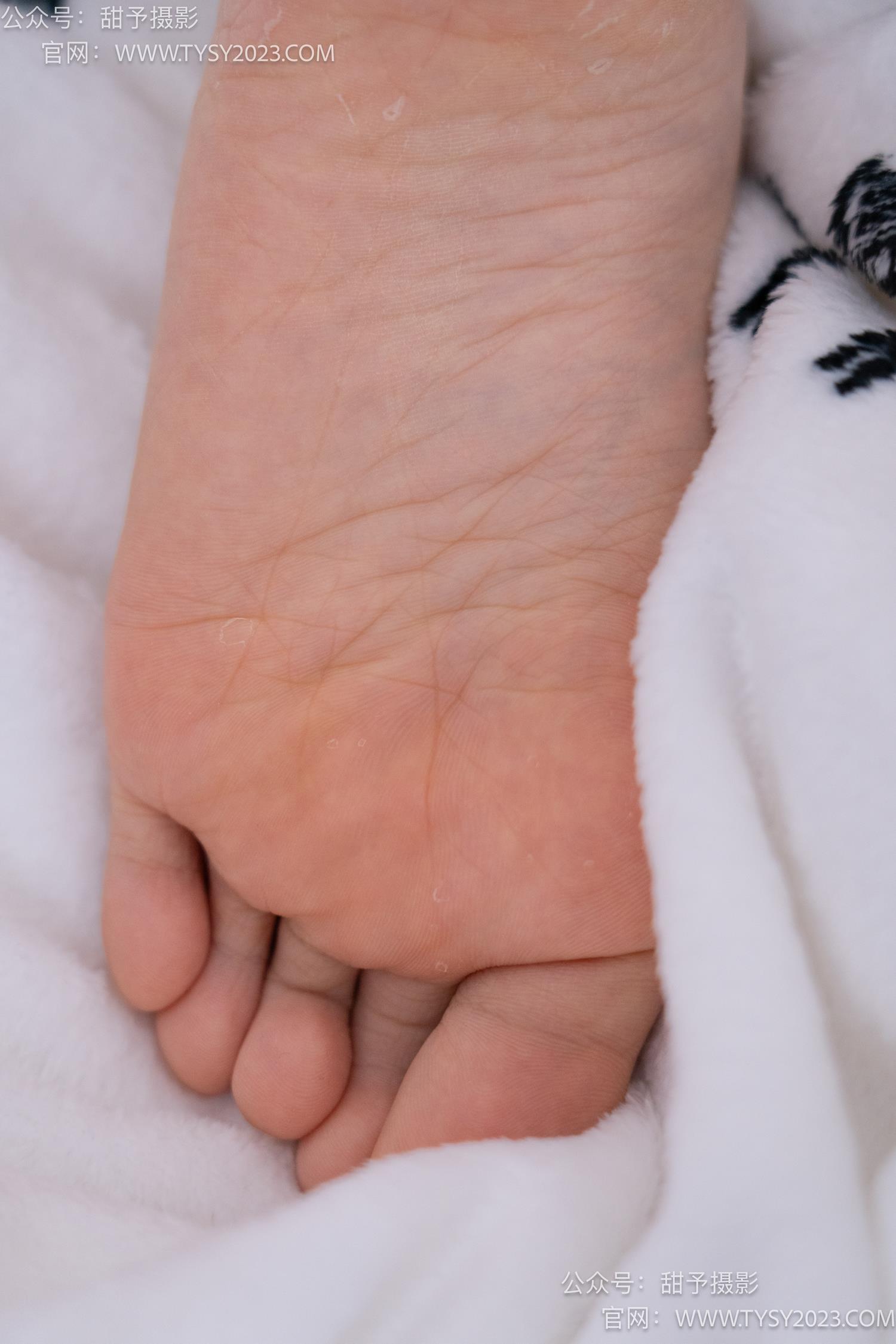 图片[129]-甜予摄影 NO.062 璇璇-板鞋、白棉袜、踩蜡笔小新玩偶剧情[134P] – 速更版-美库