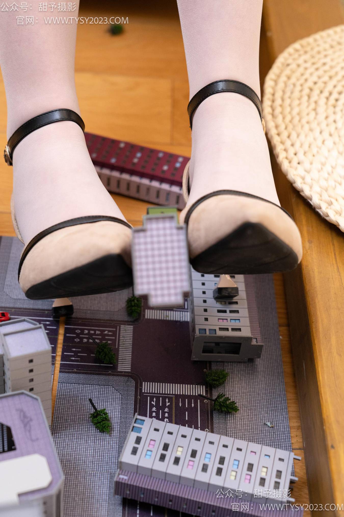 图片[132]-甜予摄影 NO.066 璇璇-高跟鞋、肉丝、裸足、小人国剧情[134P] – 速更版-美库