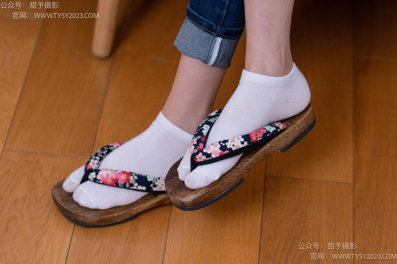 图片[20]-甜予摄影 NO.069 齐齐-短靴、人字拖、短白棉袜、长白棉袜、裸足[167P] – 速更版-美库