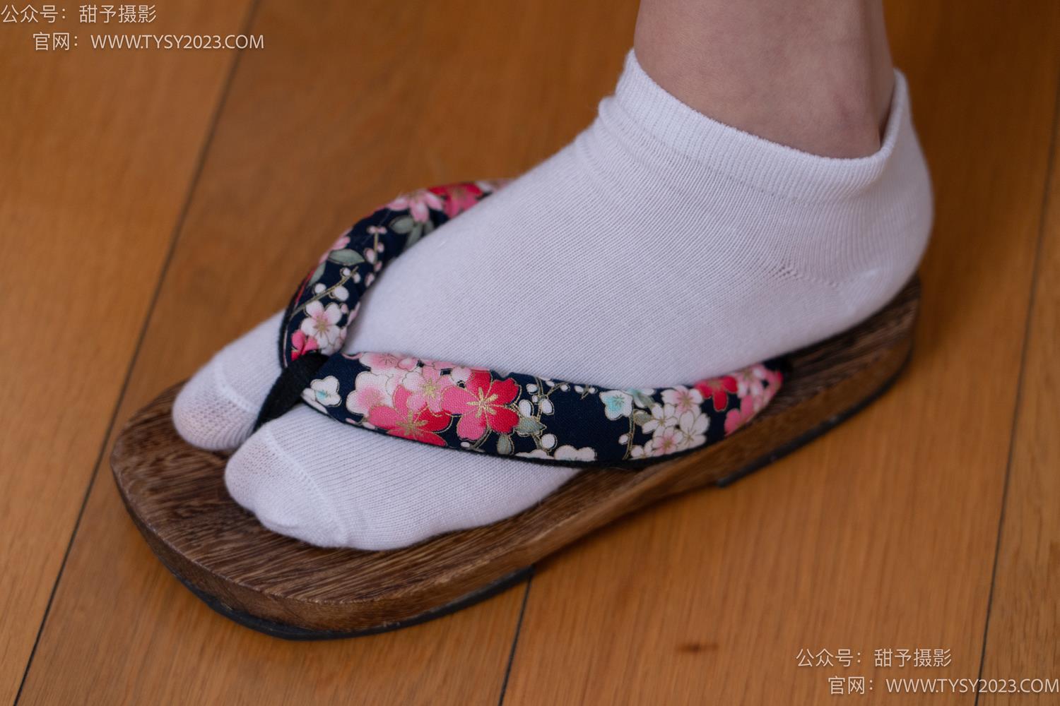 图片[25]-甜予摄影 NO.069 齐齐-短靴、人字拖、短白棉袜、长白棉袜、裸足[167P] – 速更版-美库