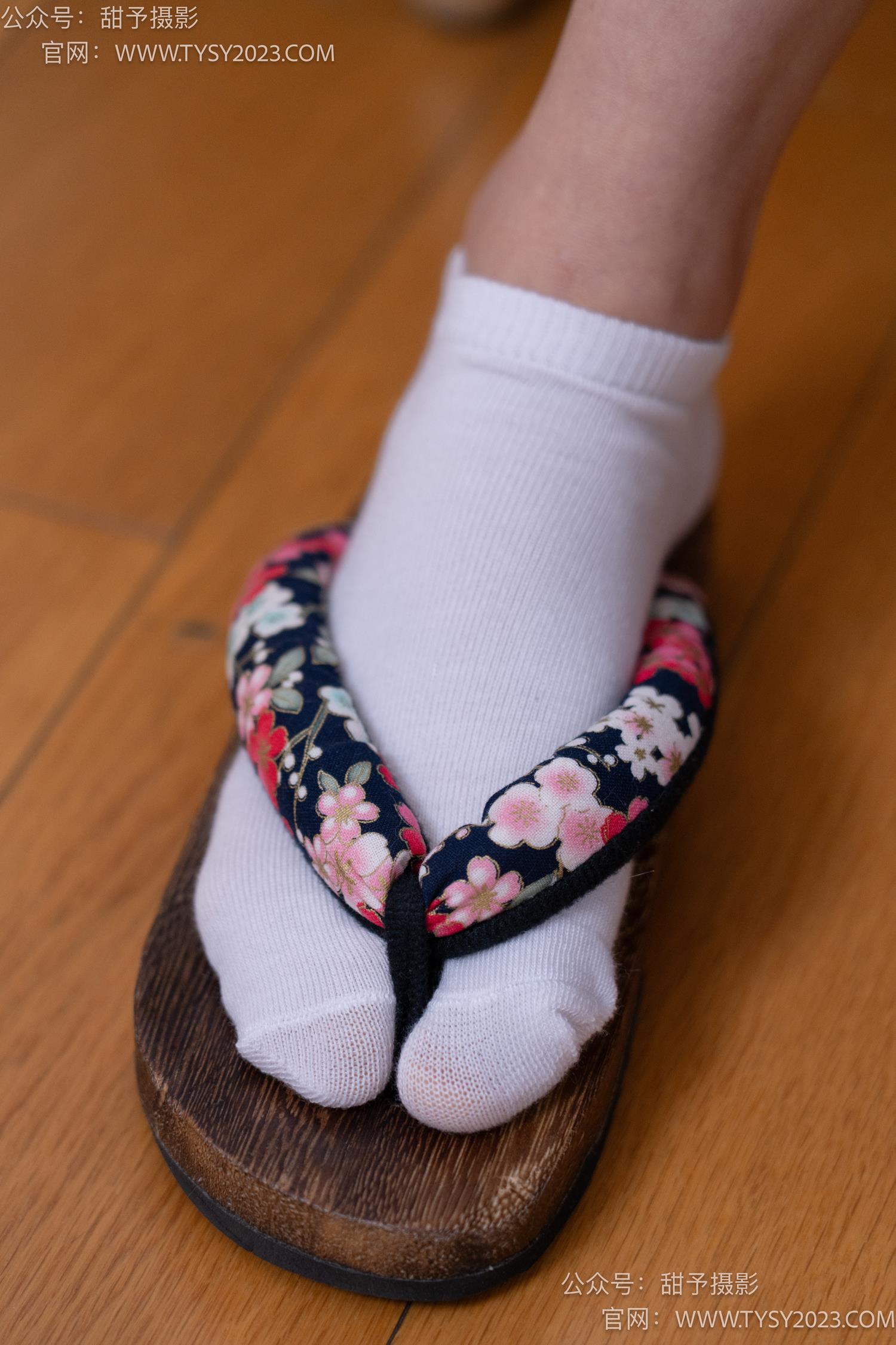 图片[26]-甜予摄影 NO.069 齐齐-短靴、人字拖、短白棉袜、长白棉袜、裸足[167P] – 速更版-美库
