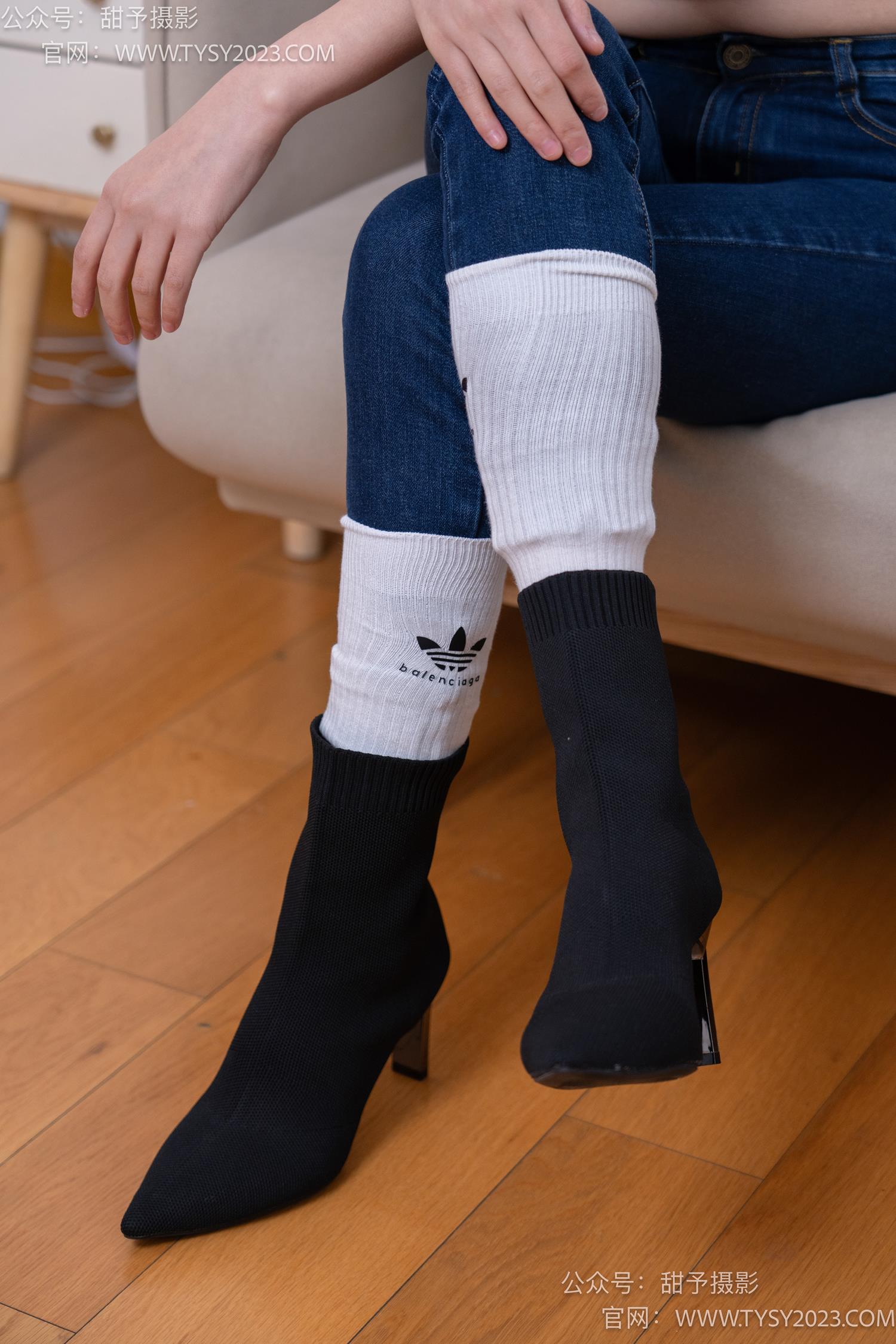 图片[83]-甜予摄影 NO.069 齐齐-短靴、人字拖、短白棉袜、长白棉袜、裸足[167P] – 速更版-美库