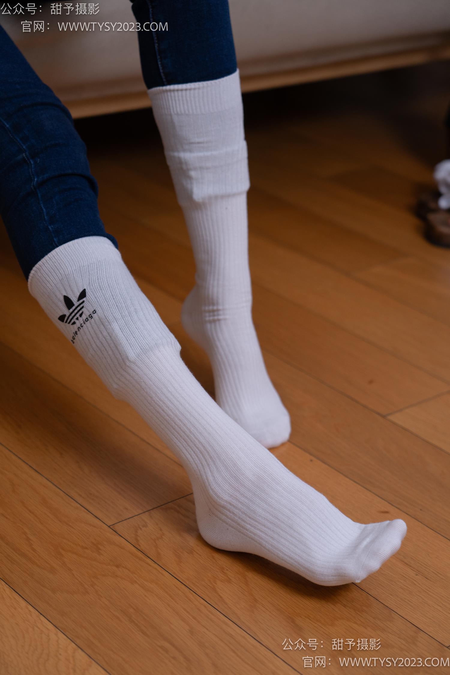 图片[100]-甜予摄影 NO.069 齐齐-短靴、人字拖、短白棉袜、长白棉袜、裸足[167P] – 速更版-美库