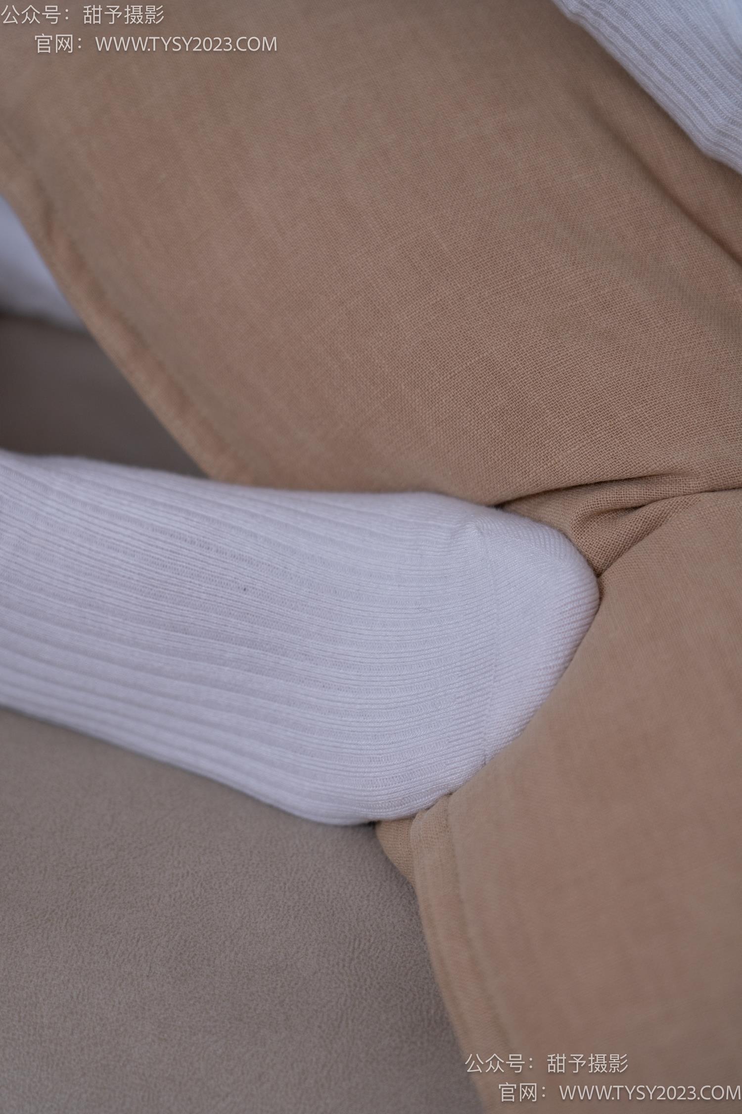 图片[116]-甜予摄影 NO.069 齐齐-短靴、人字拖、短白棉袜、长白棉袜、裸足[167P] – 速更版-美库