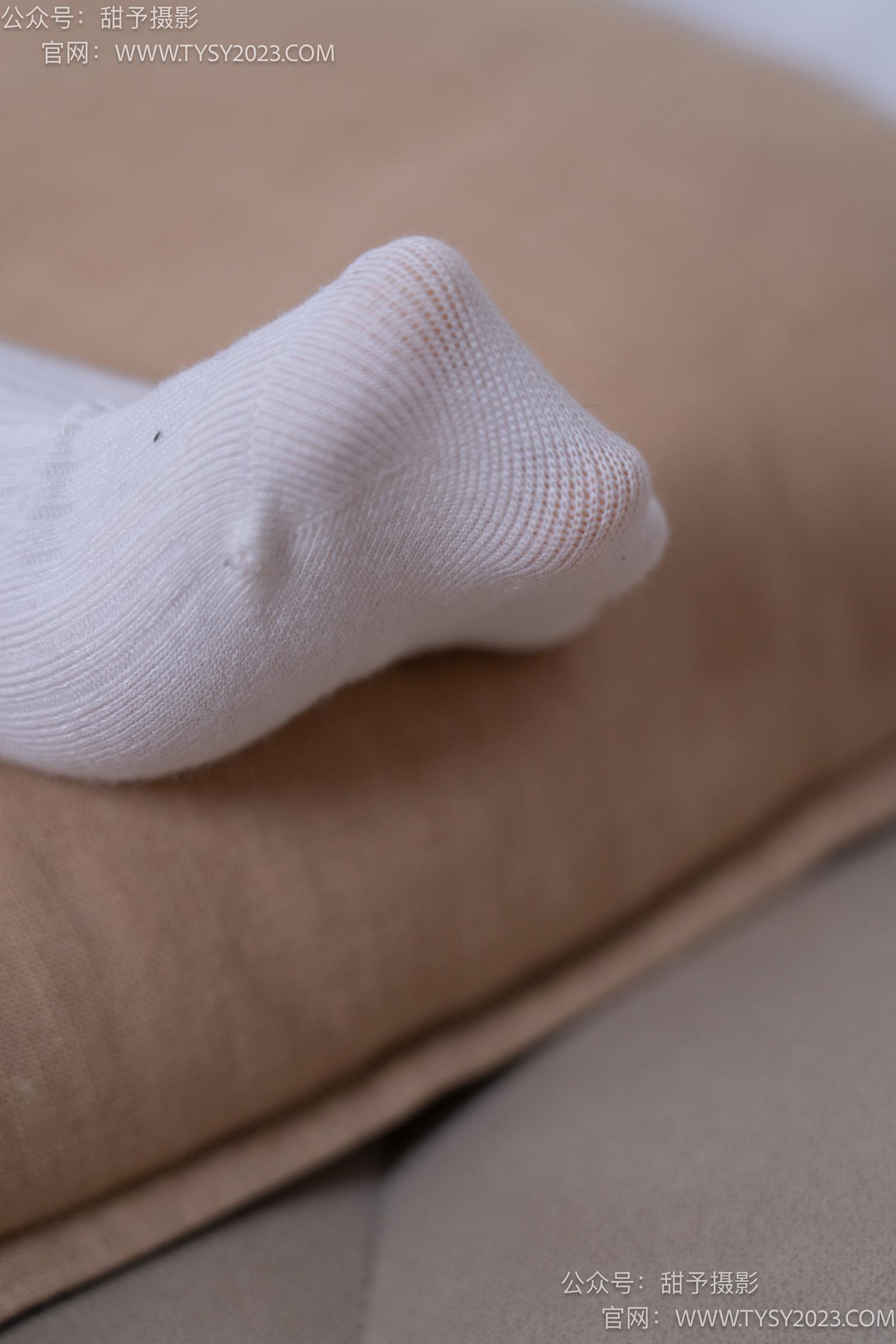 图片[117]-甜予摄影 NO.069 齐齐-短靴、人字拖、短白棉袜、长白棉袜、裸足[167P] – 速更版-美库