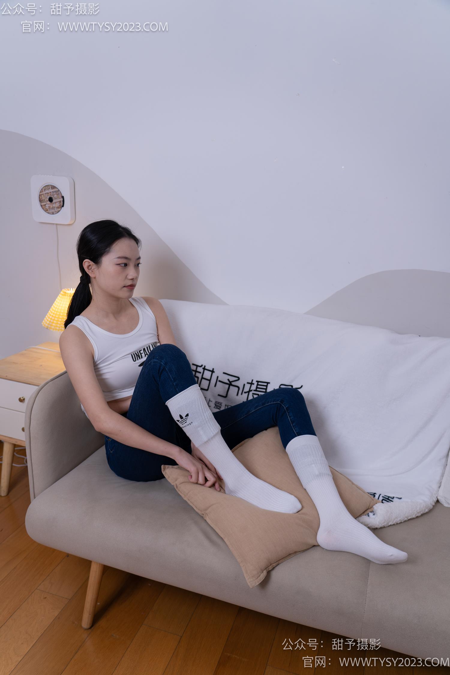 图片[124]-甜予摄影 NO.069 齐齐-短靴、人字拖、短白棉袜、长白棉袜、裸足[167P] – 速更版-美库