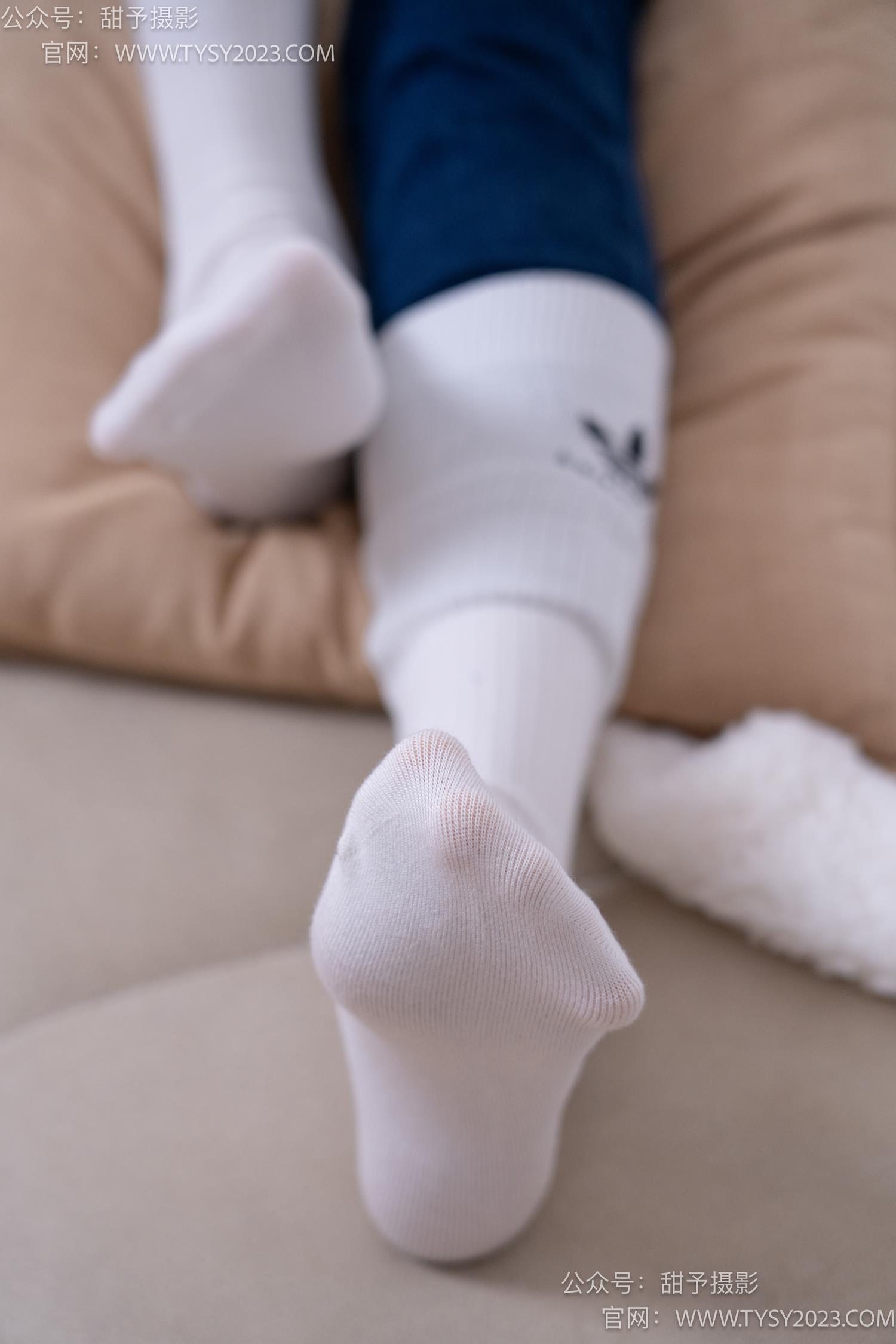 图片[129]-甜予摄影 NO.069 齐齐-短靴、人字拖、短白棉袜、长白棉袜、裸足[167P] – 速更版-美库