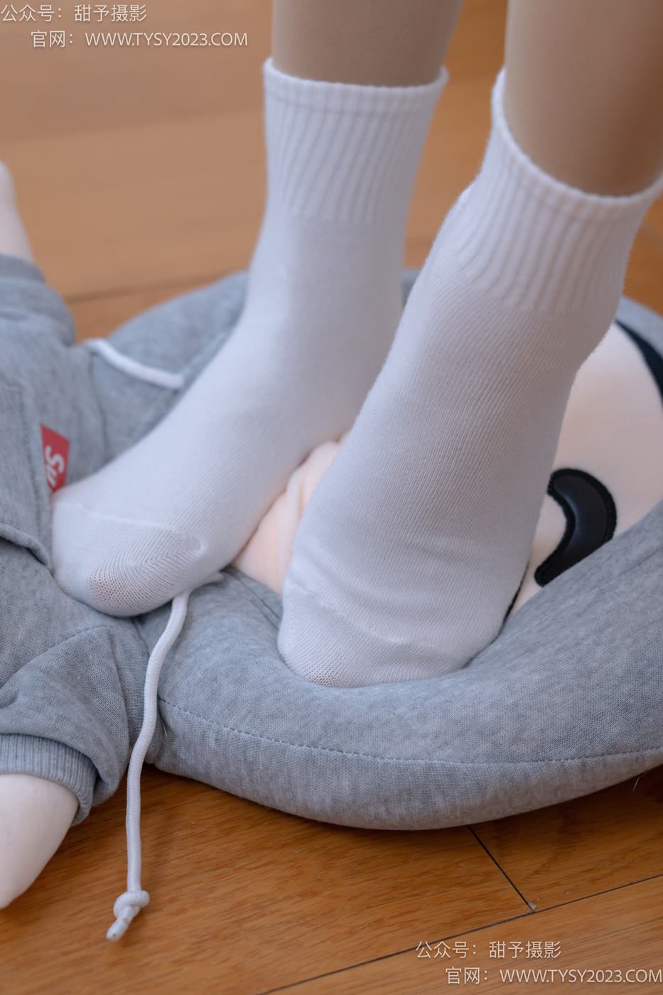 图片[87]-甜予摄影 NO.072 澜澜-帆布鞋、白棉袜、踩蜡笔小新玩偶剧情[125P] – 速更版-美库