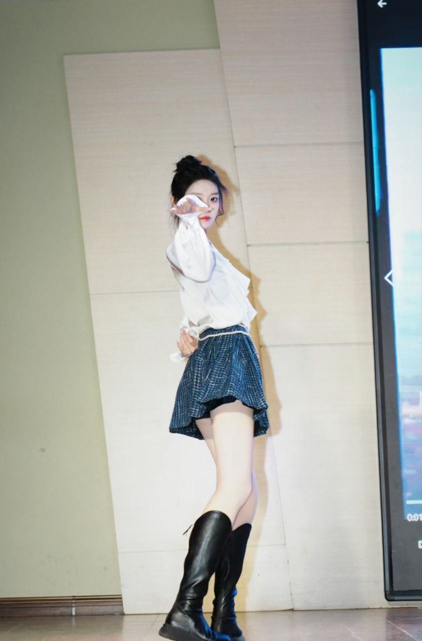 图片[29]-脚模面试脸足同框套路系列-016-18号-175 102 39高颜值 舞蹈校花撅屁股[28P] – 速更版-美库