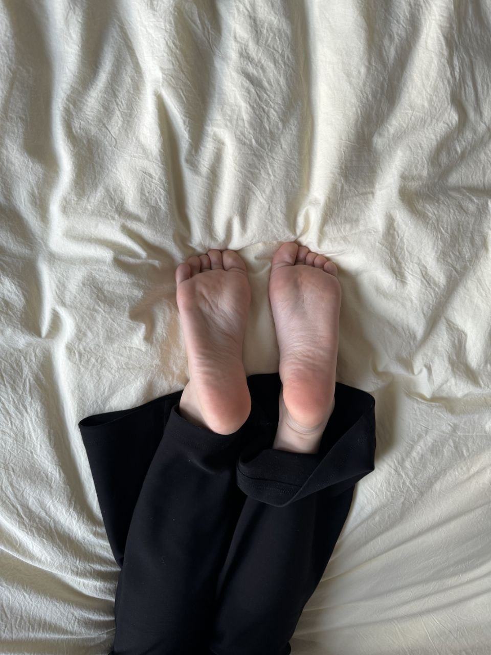 图片[10]-脚模面试脸足同框套路系列-023-25号-独居女大 万粉小网紅[17P] – 速更版-美库