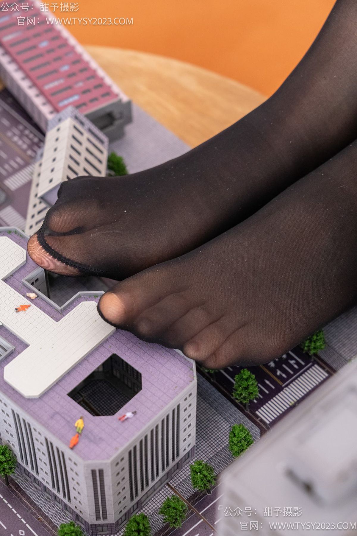 图片[57]-甜予摄影 NO.077 璇璇-JK制服、凉爽高跟鞋、嘿丝（脚尖透明款）、小人国剧情[128P] – 速更版-美库