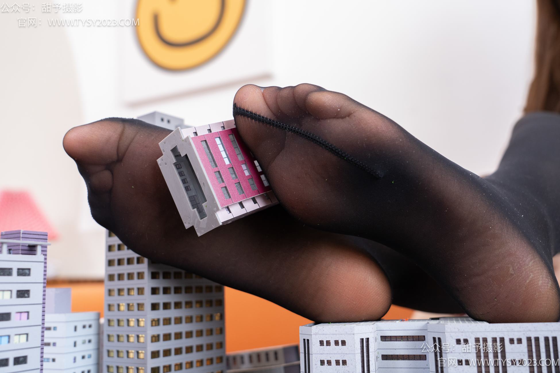 图片[71]-甜予摄影 NO.077 璇璇-JK制服、凉爽高跟鞋、嘿丝（脚尖透明款）、小人国剧情[128P] – 速更版-美库