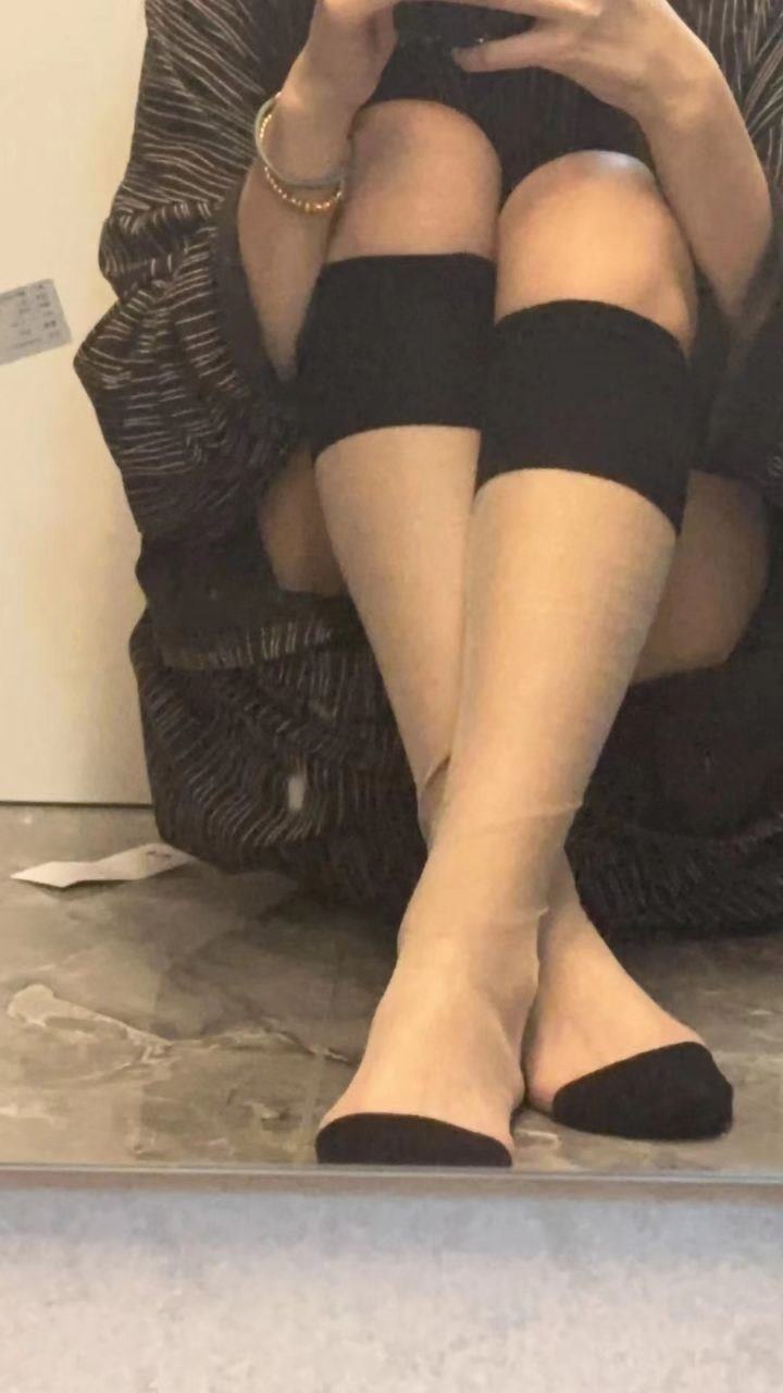 图片[11]-脚模面试脸足同框套路系列-043-165 90 37 小富婆 黑丝 口腔牙齿展示[10P] – 速更版-美库