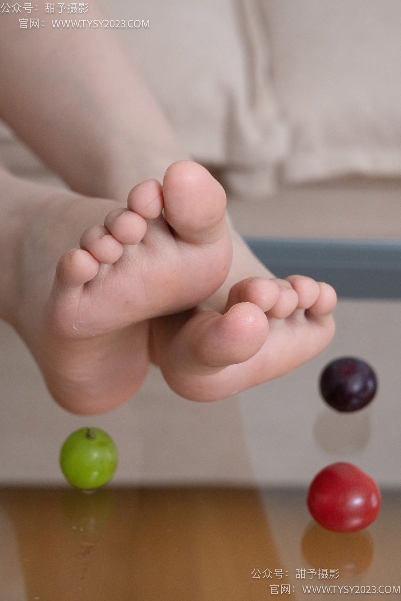 图片[57]-甜予摄影 NO.080期：璇璇-校服、板鞋、裸足、光脚踩小西红柿葡萄的剧情[134P] – 速更版-美库