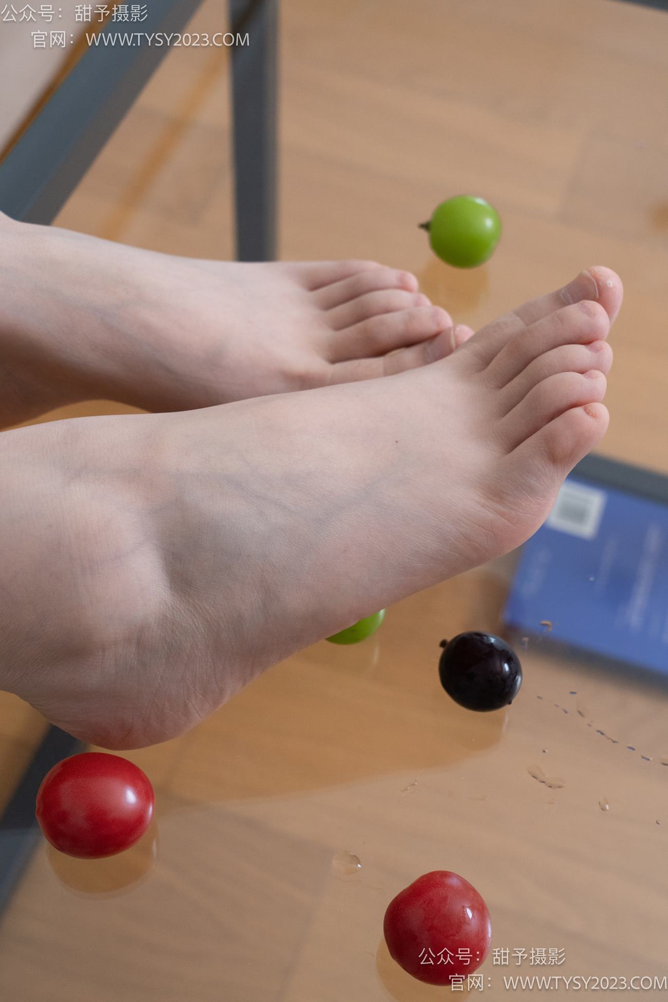 图片[62]-甜予摄影 NO.080期：璇璇-校服、板鞋、裸足、光脚踩小西红柿葡萄的剧情[134P] – 速更版-美库