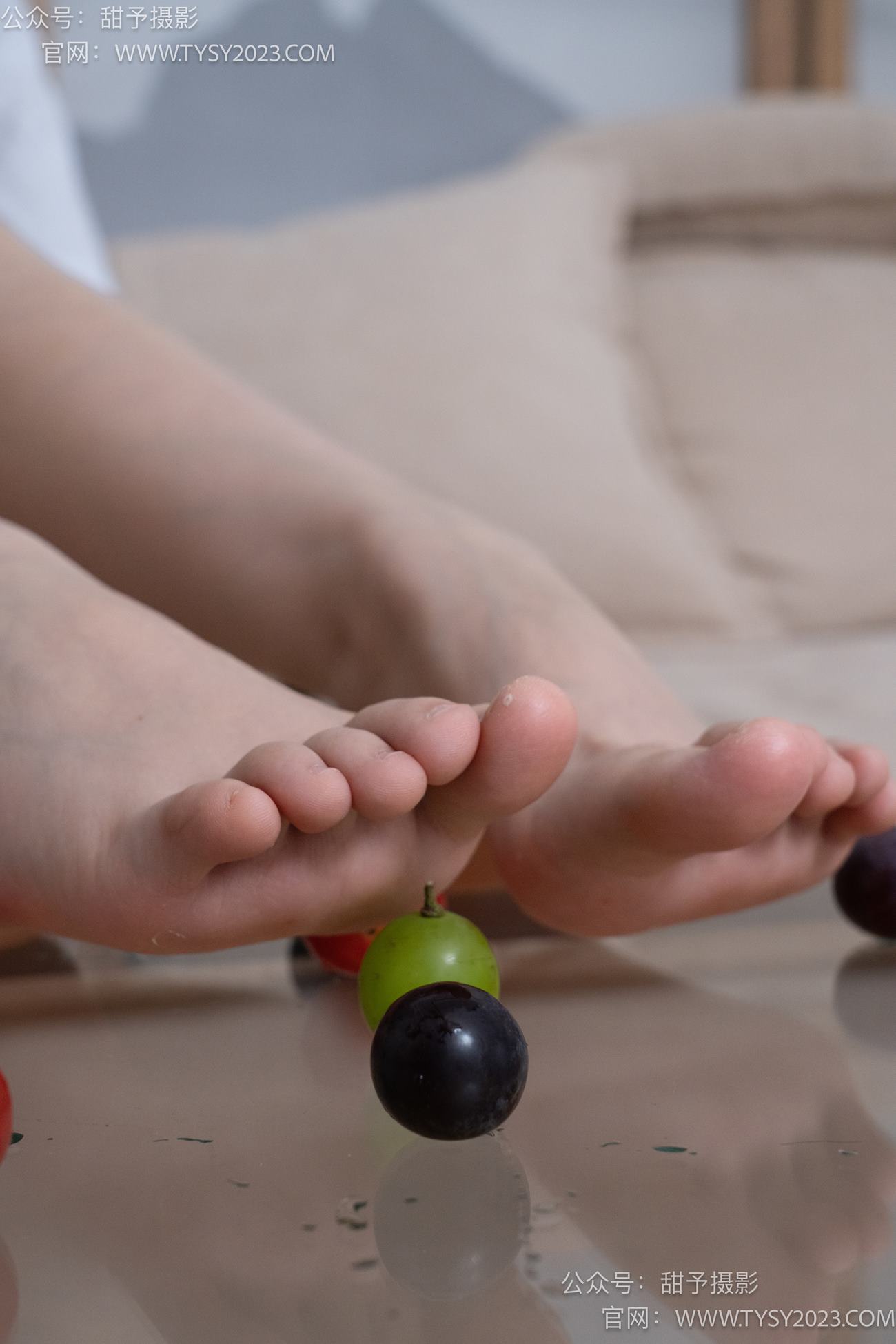 图片[64]-甜予摄影 NO.080期：璇璇-校服、板鞋、裸足、光脚踩小西红柿葡萄的剧情[134P] – 速更版-美库