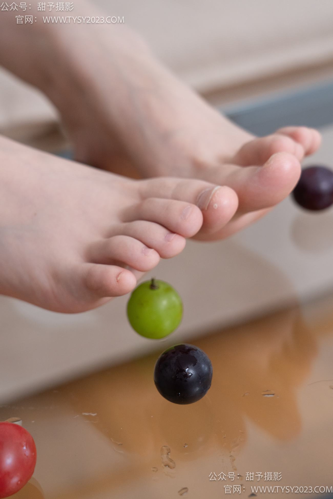 图片[68]-甜予摄影 NO.080期：璇璇-校服、板鞋、裸足、光脚踩小西红柿葡萄的剧情[134P] – 速更版-美库