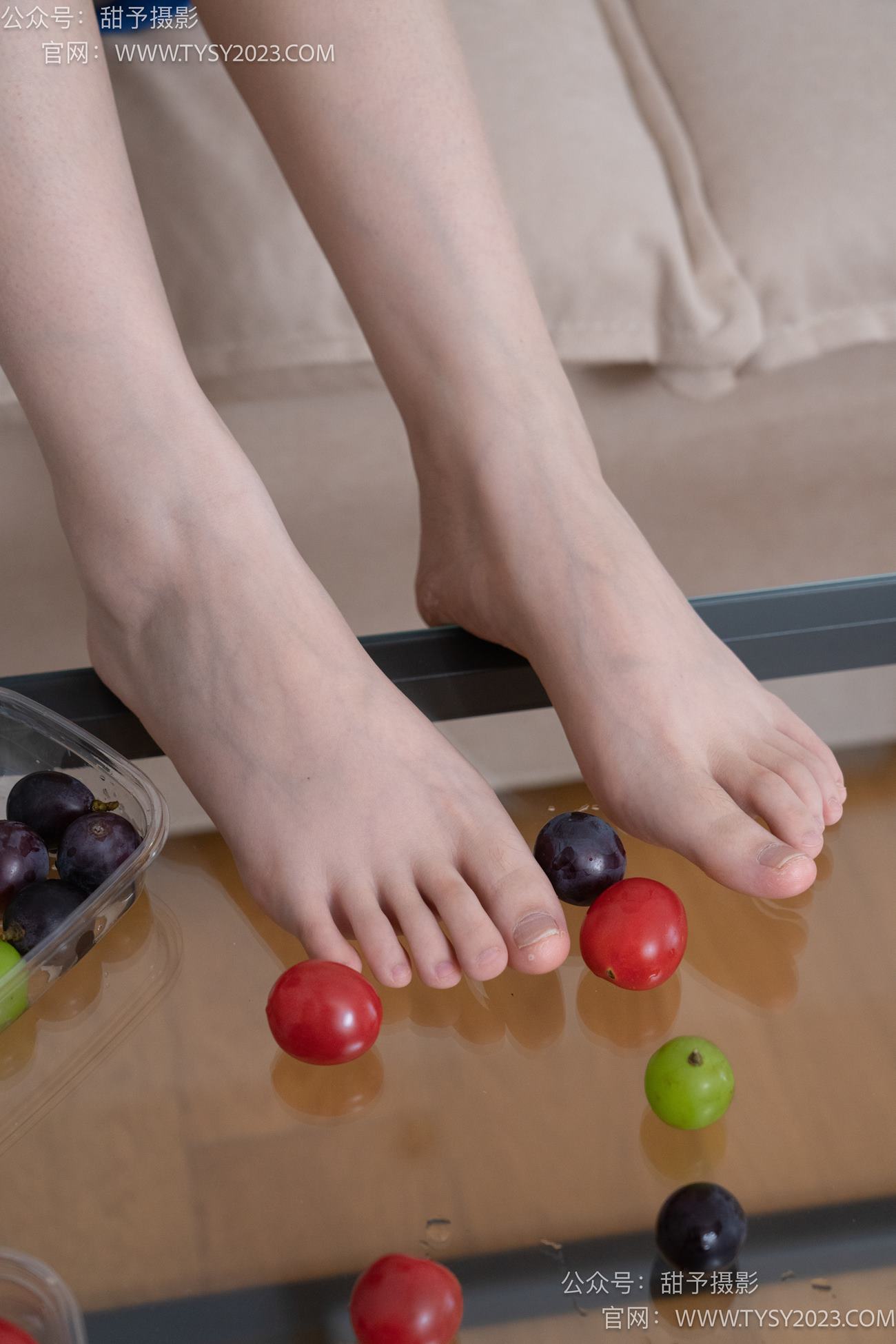 图片[75]-甜予摄影 NO.080期：璇璇-校服、板鞋、裸足、光脚踩小西红柿葡萄的剧情[134P] – 速更版-美库