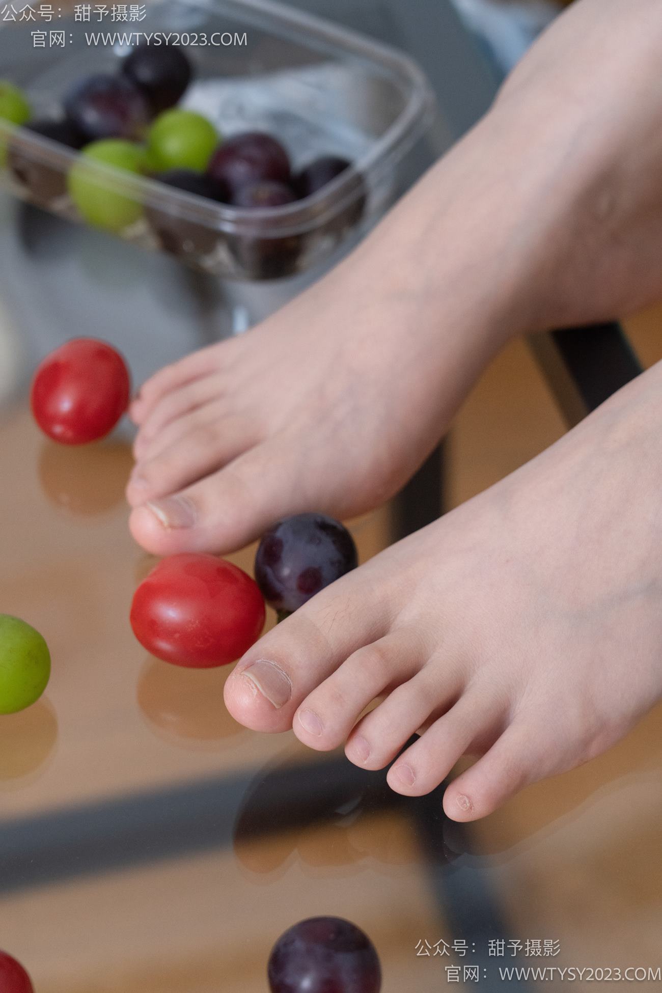 图片[77]-甜予摄影 NO.080期：璇璇-校服、板鞋、裸足、光脚踩小西红柿葡萄的剧情[134P] – 速更版-美库